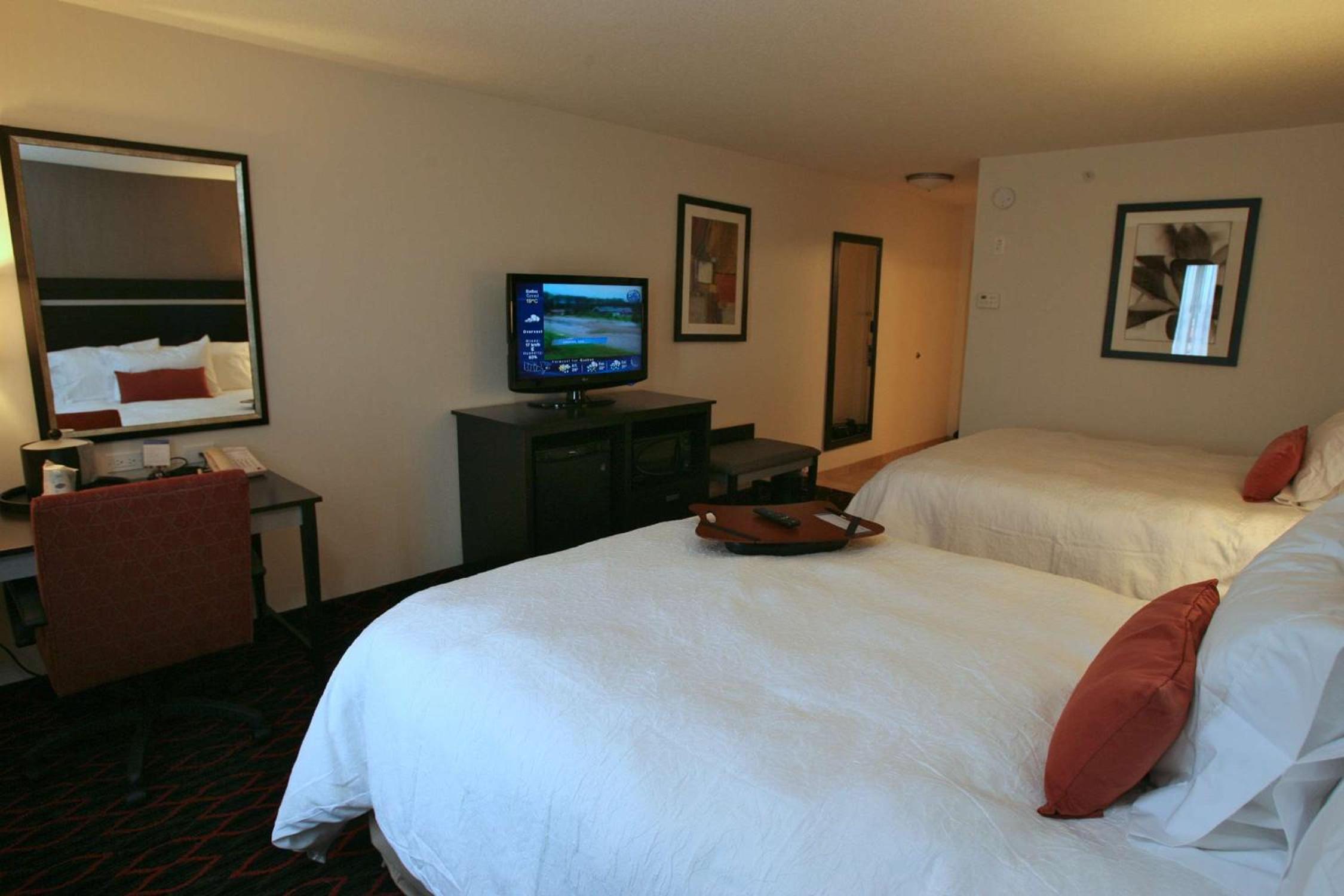 Room with Two Queen Beds - Non-Smoking - Photo 3