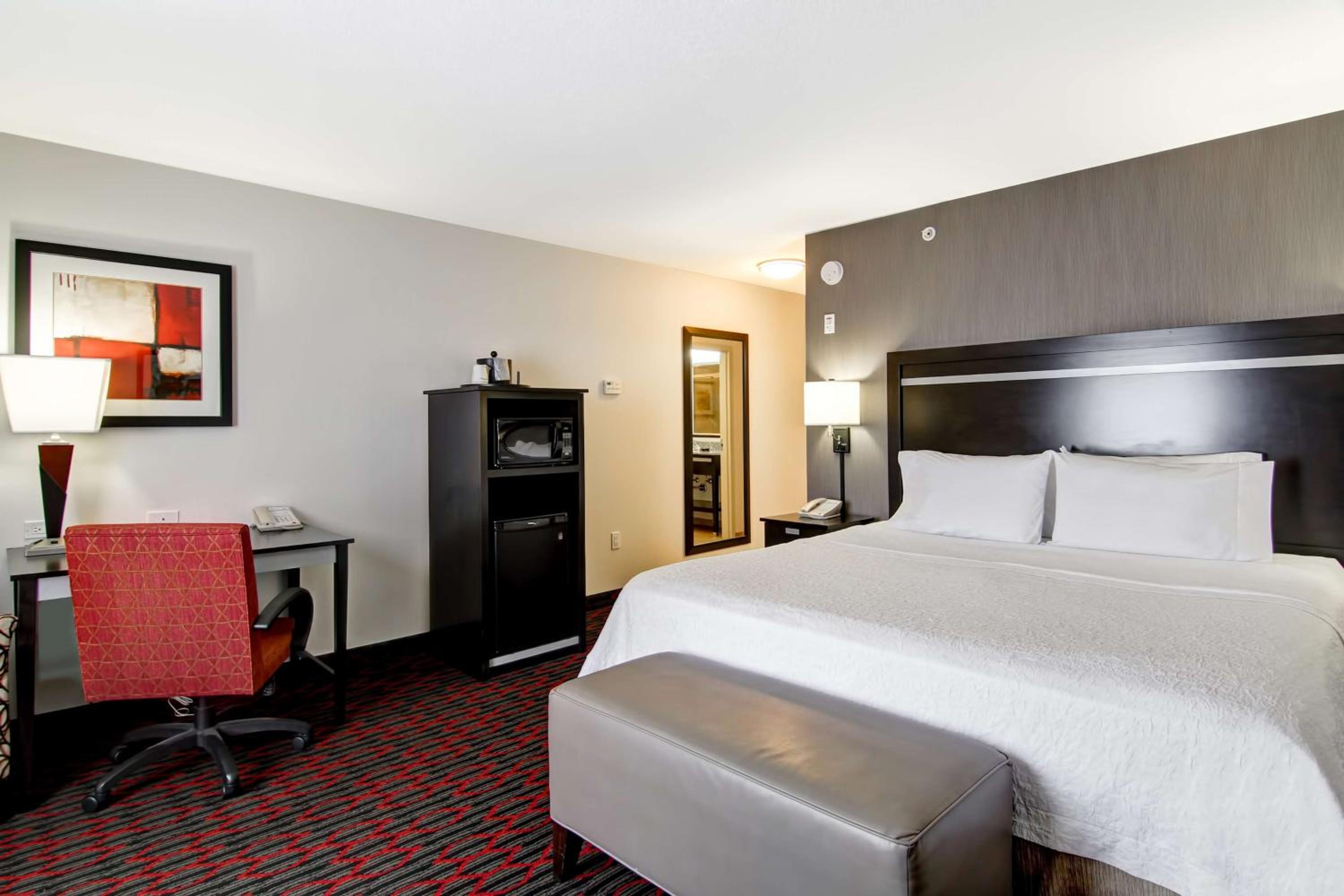 King Room with King Bed - Non-Smoking - Photo 2
