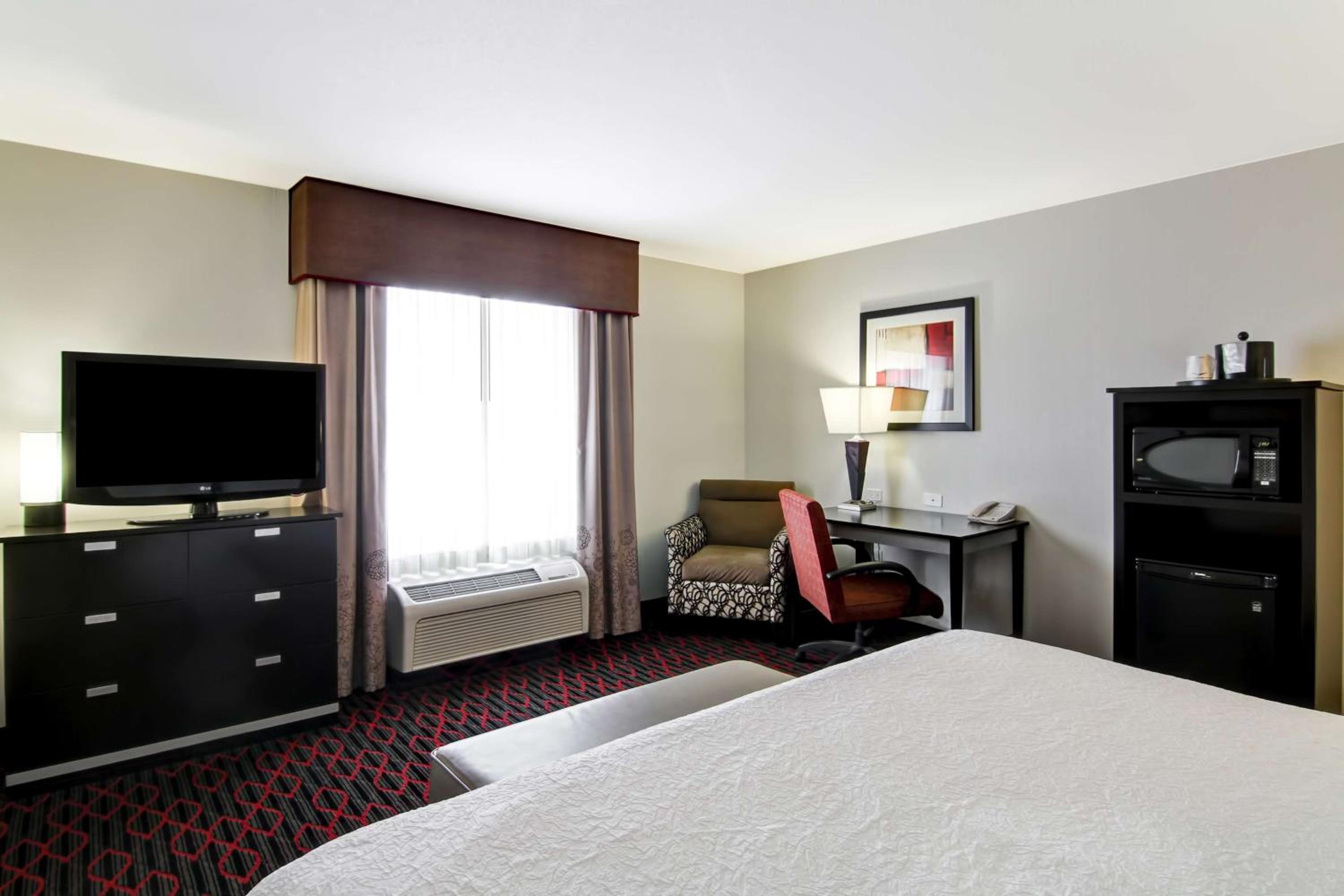 King Room with King Bed - Non-Smoking - Photo 5