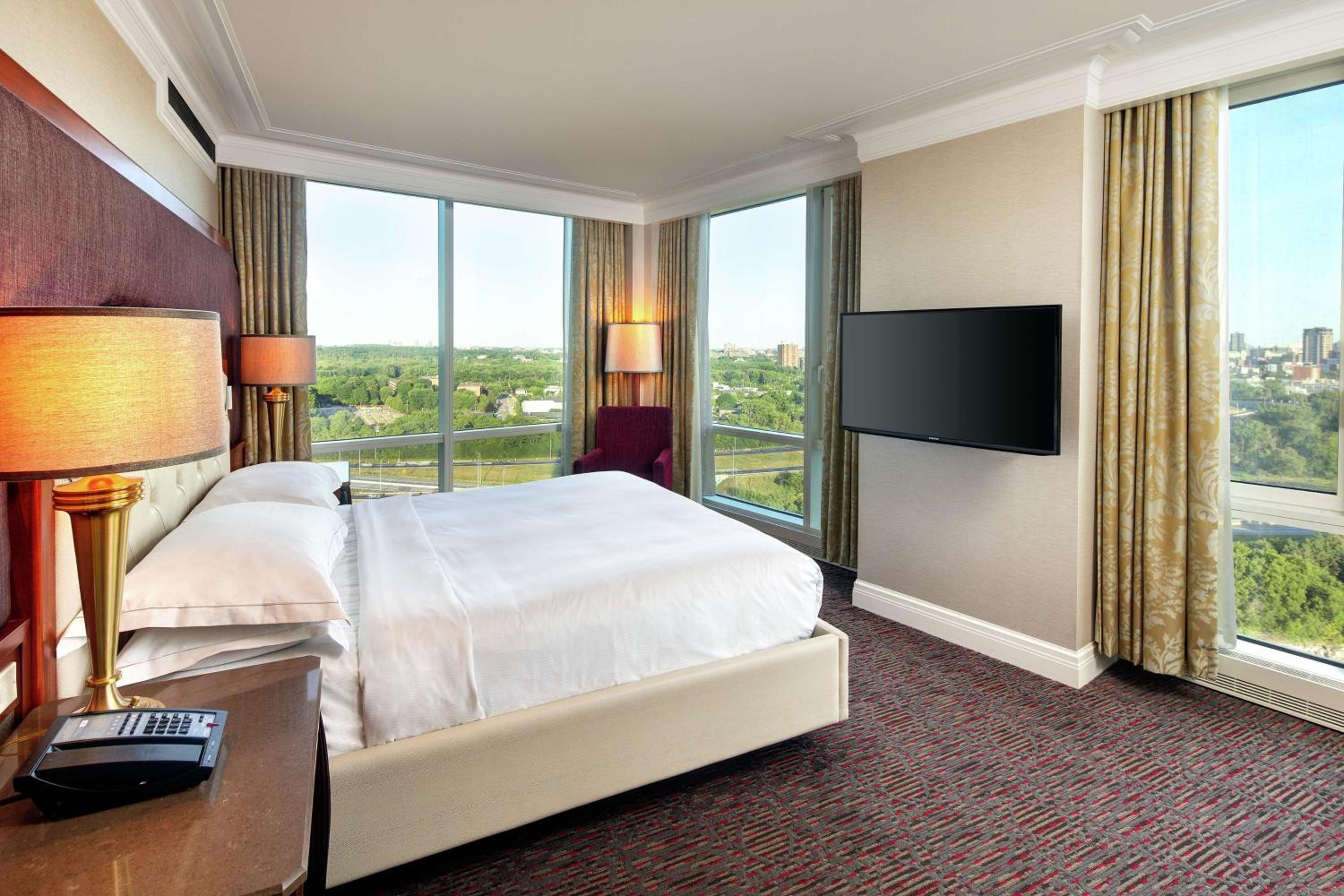 King Suite with Whirlpool - Photo 3