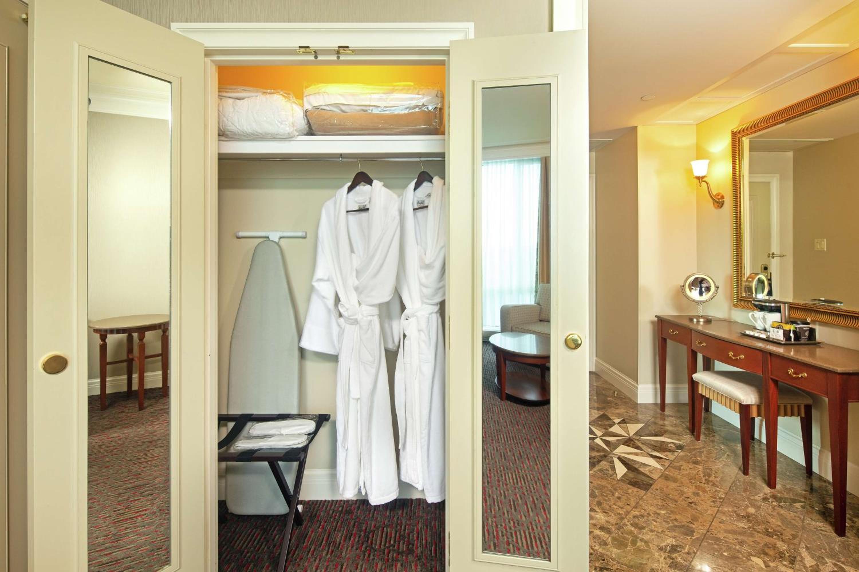 One-Bedroom King Suite with Lake View - Photo 2