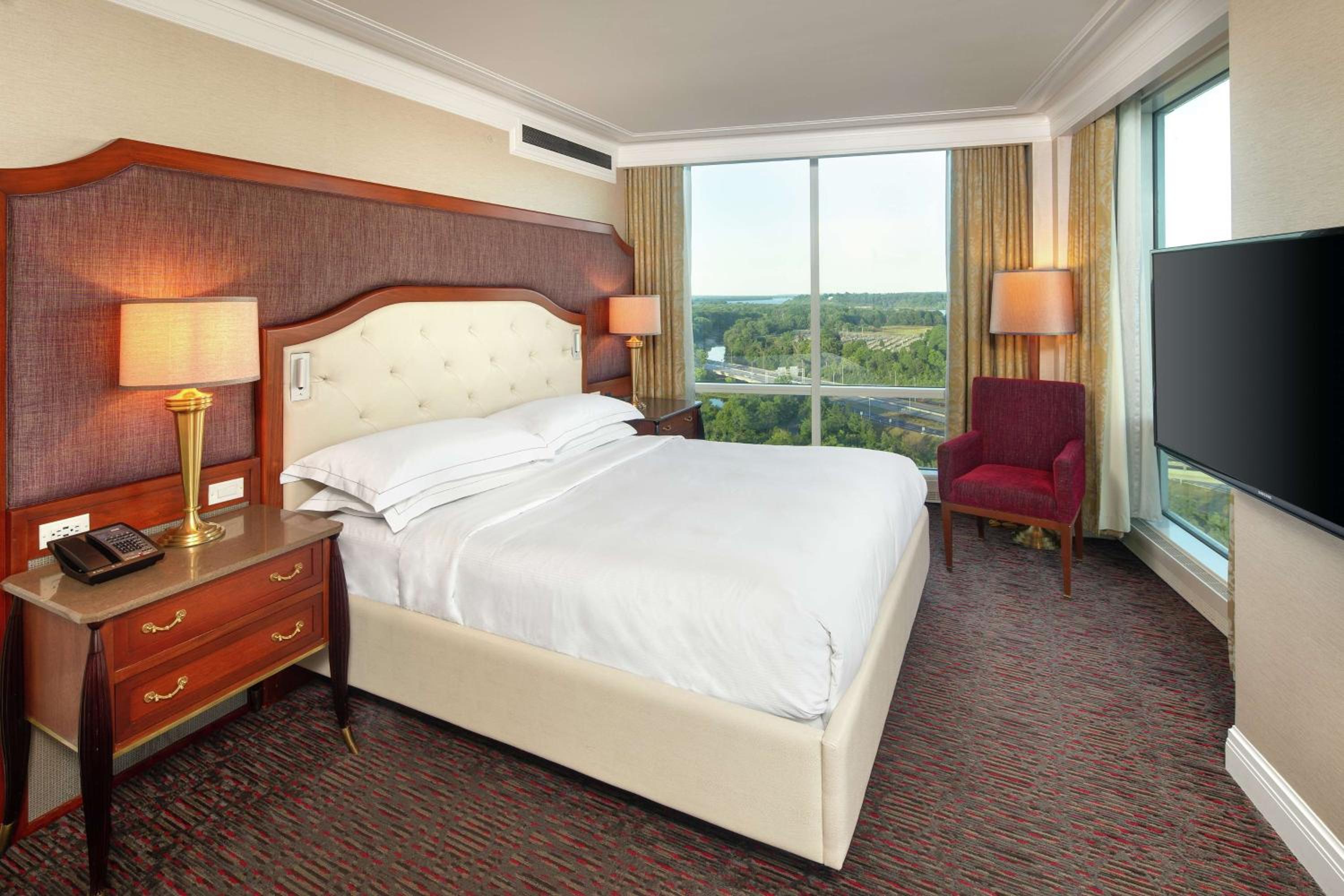 King Suite with Whirlpool - Photo 4