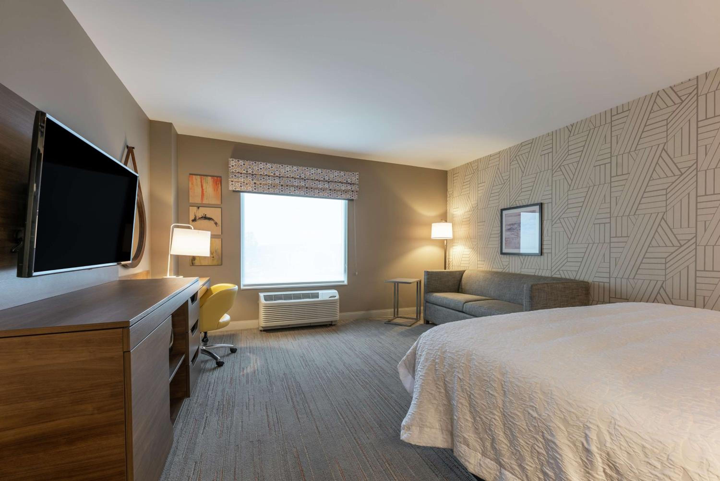 King Room with Sofa Bed - Non-Smoking - Photo 1