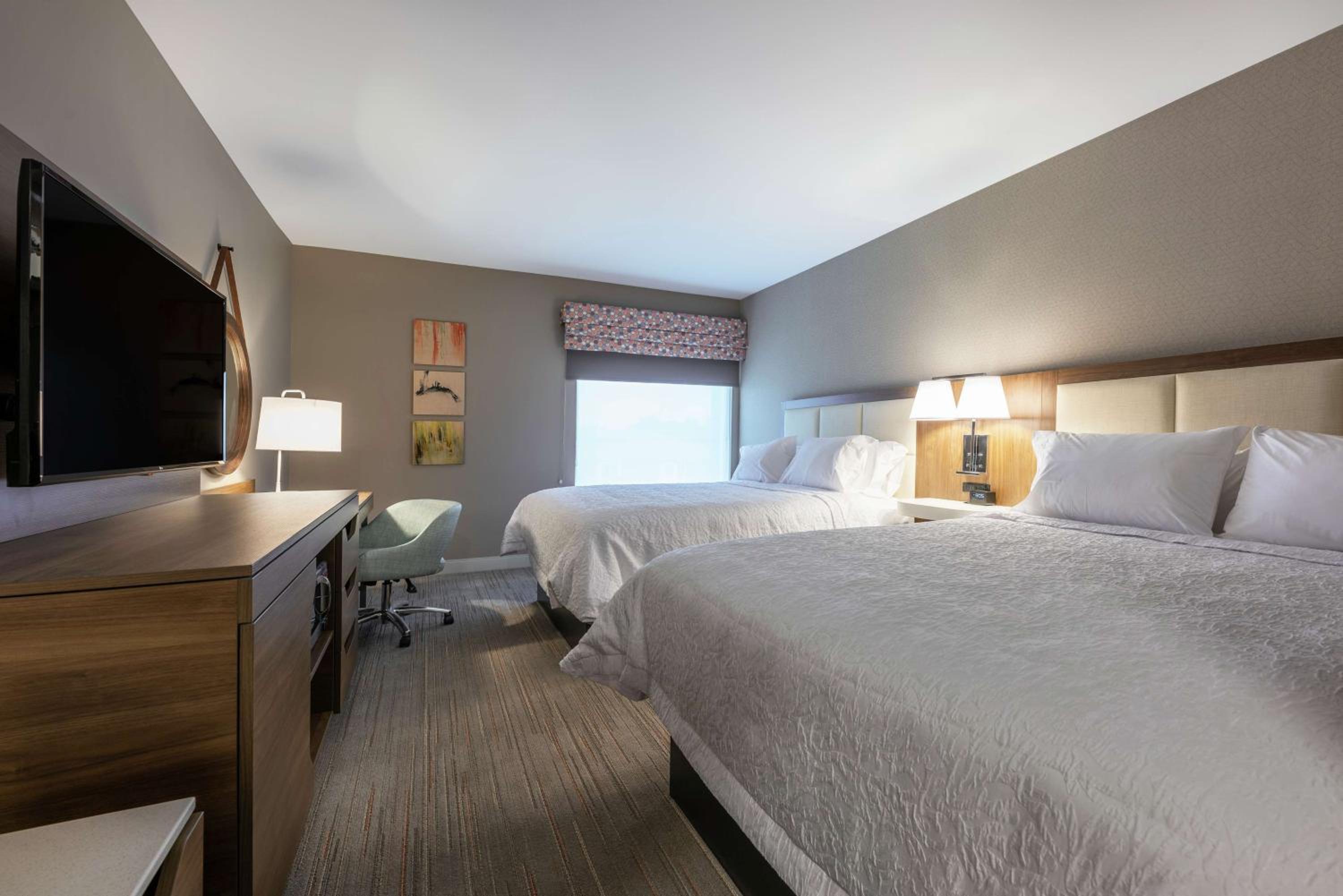 Queen Room with Two Queen Beds - Non-Smoking - Photo 2