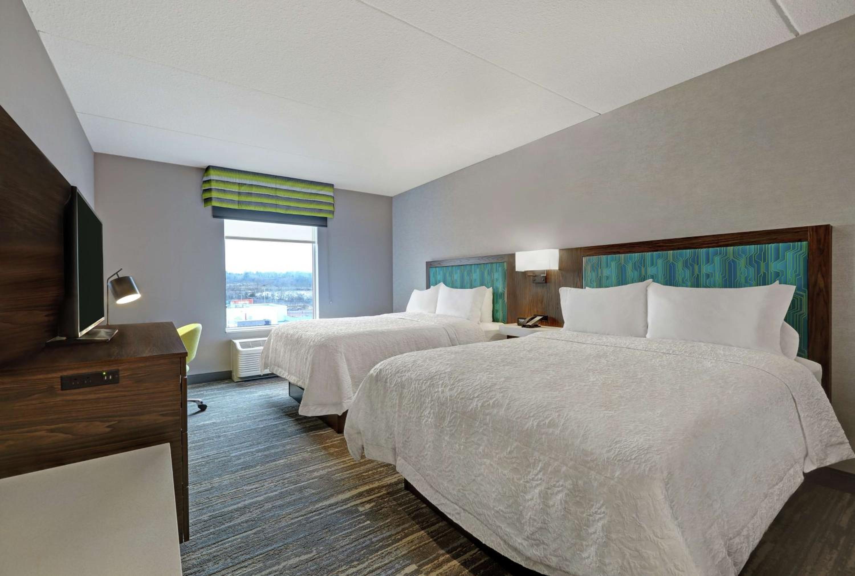 Queen Room with Two Queen Beds - Photo 2