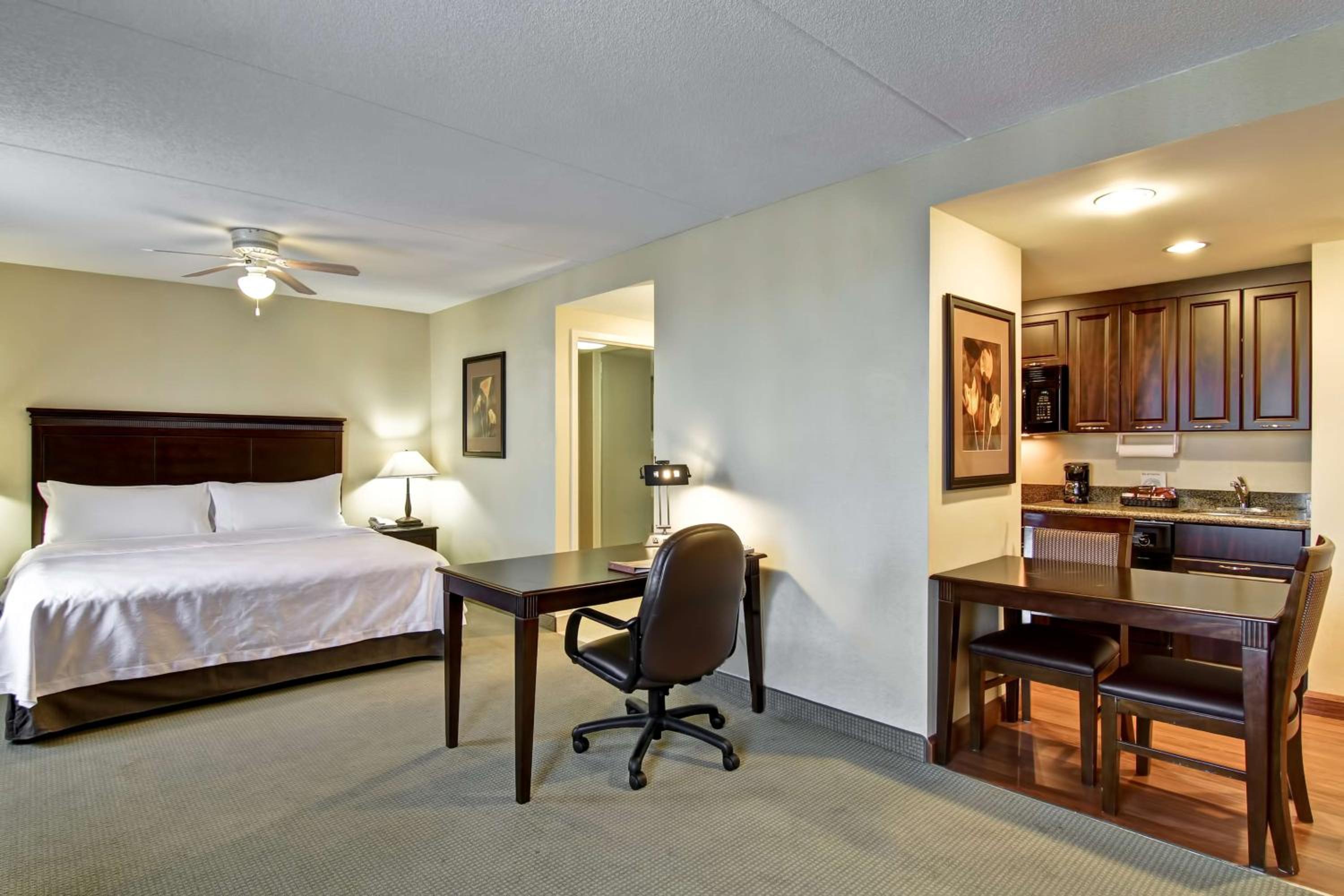 King Studio Suite - Non-Smoking - Photo 2