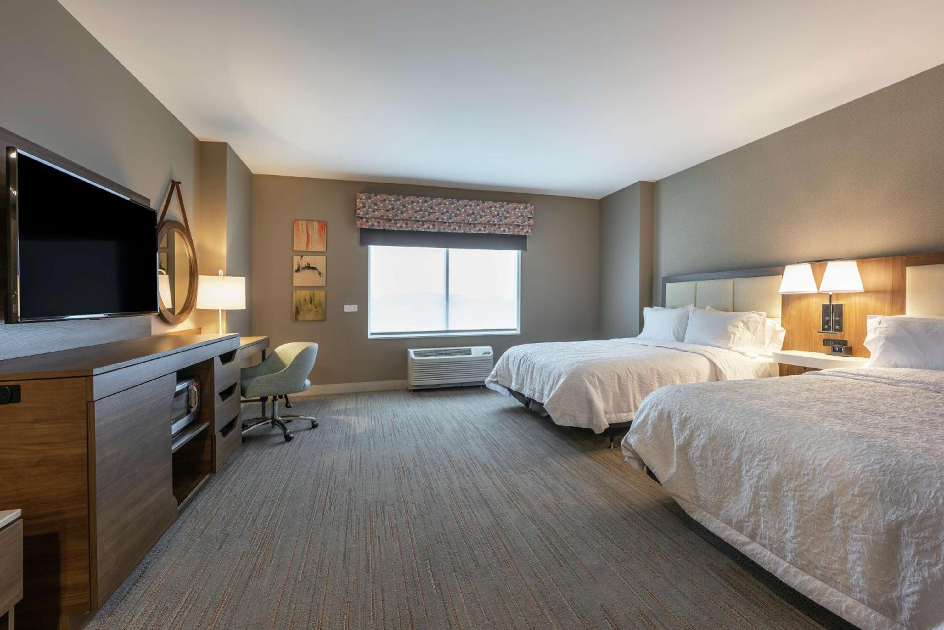 Queen Room with Two Queen Beds - Mobility Access/Non-Smoking - Photo 2