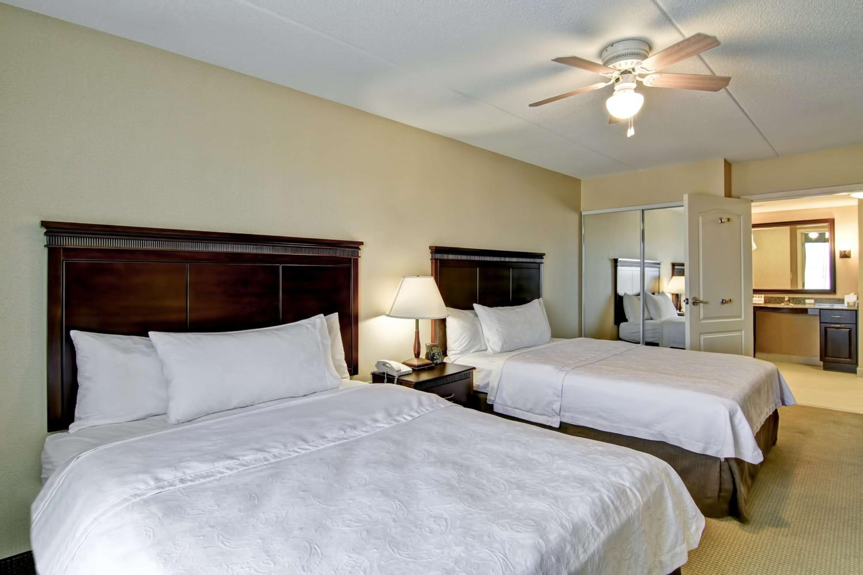 One-Bedroom Suite with Two Queen Beds - Disability Access/Non-Smoking  - Photo 4
