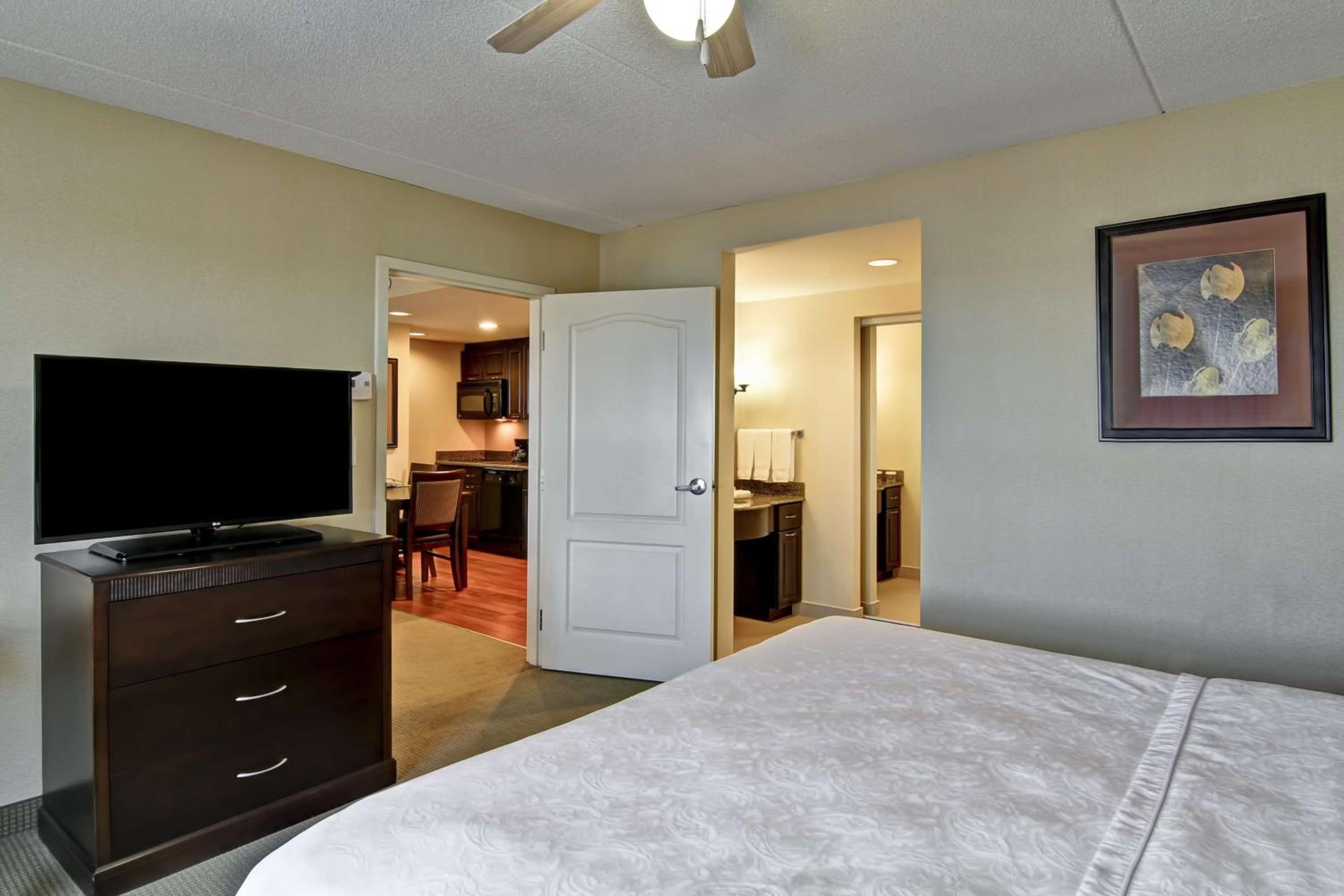 One-Bedroom King Suite - Non-Smoking - Photo 2