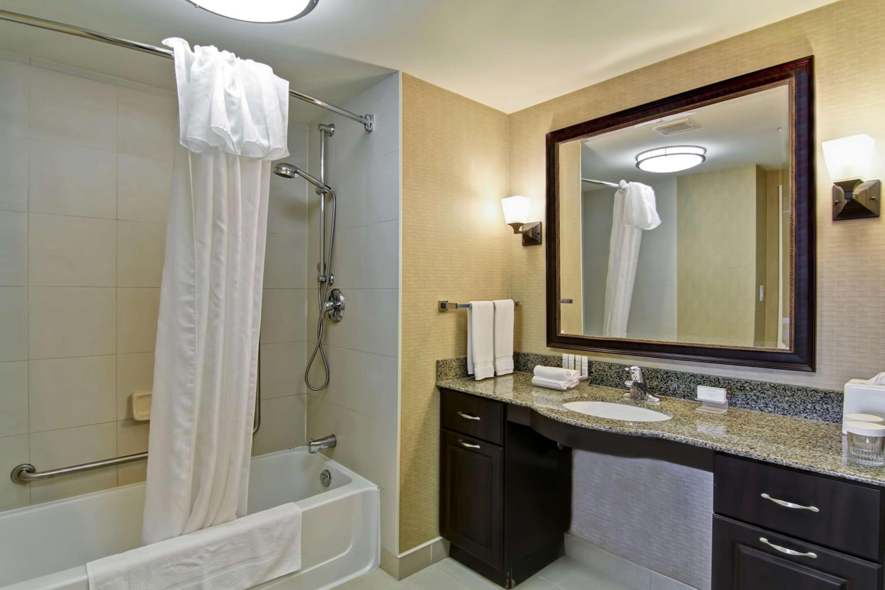 One-Bedroom Suite with Two Queen Beds - Disability Access/Non-Smoking  - Photo 2