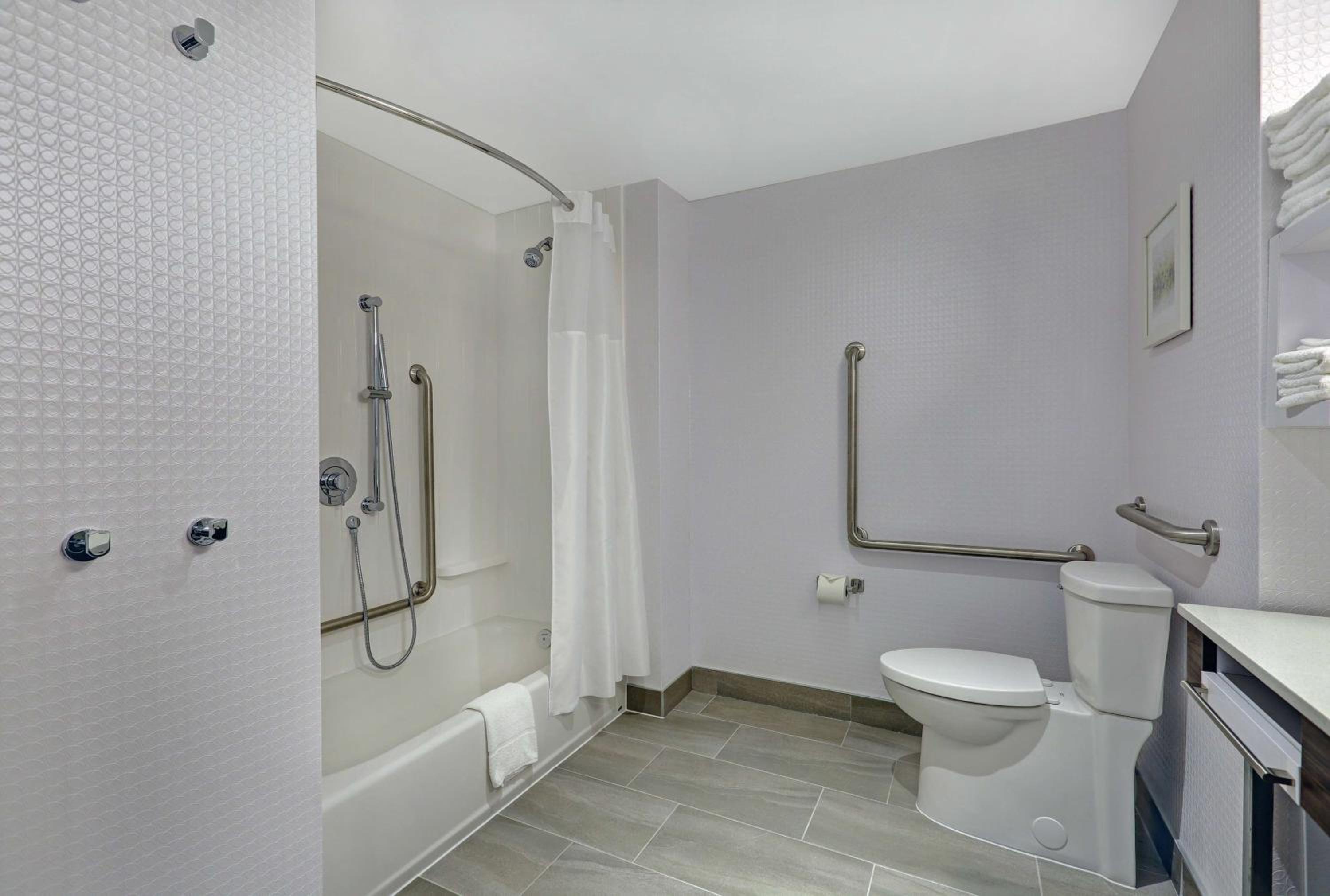 Queen Room with Two Queen Beds - Mobility and Hearing Access/Non-Smoking - Photo 3