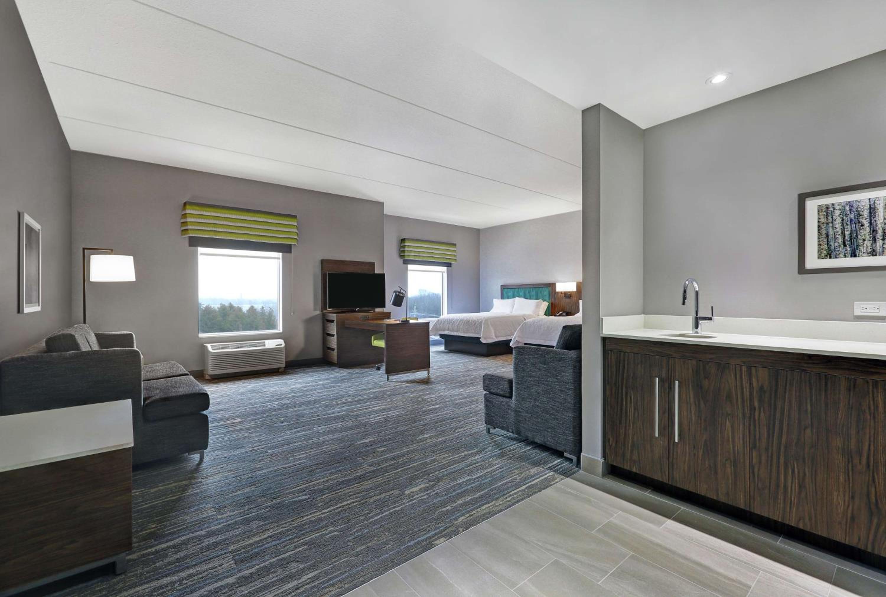 Queen Studio Suite with Two Queen Beds - Non-Smoking - Photo 3