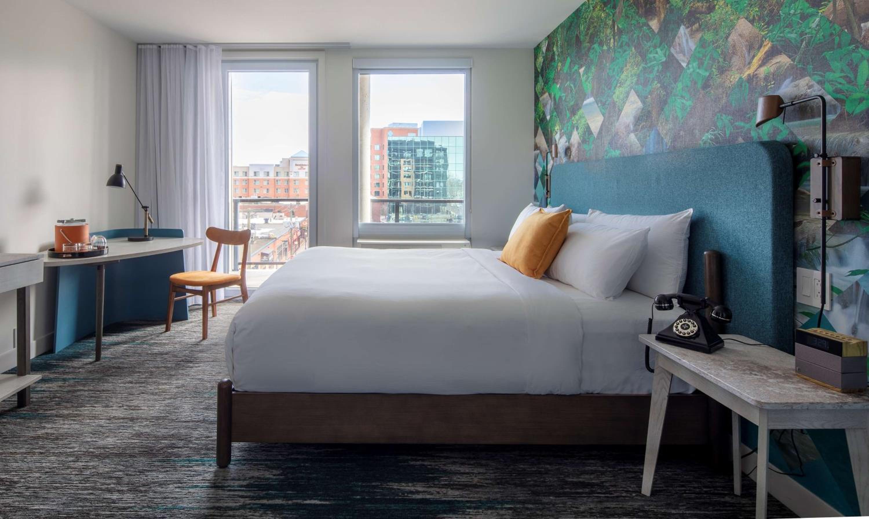 King Room with Balcony - Photo 4