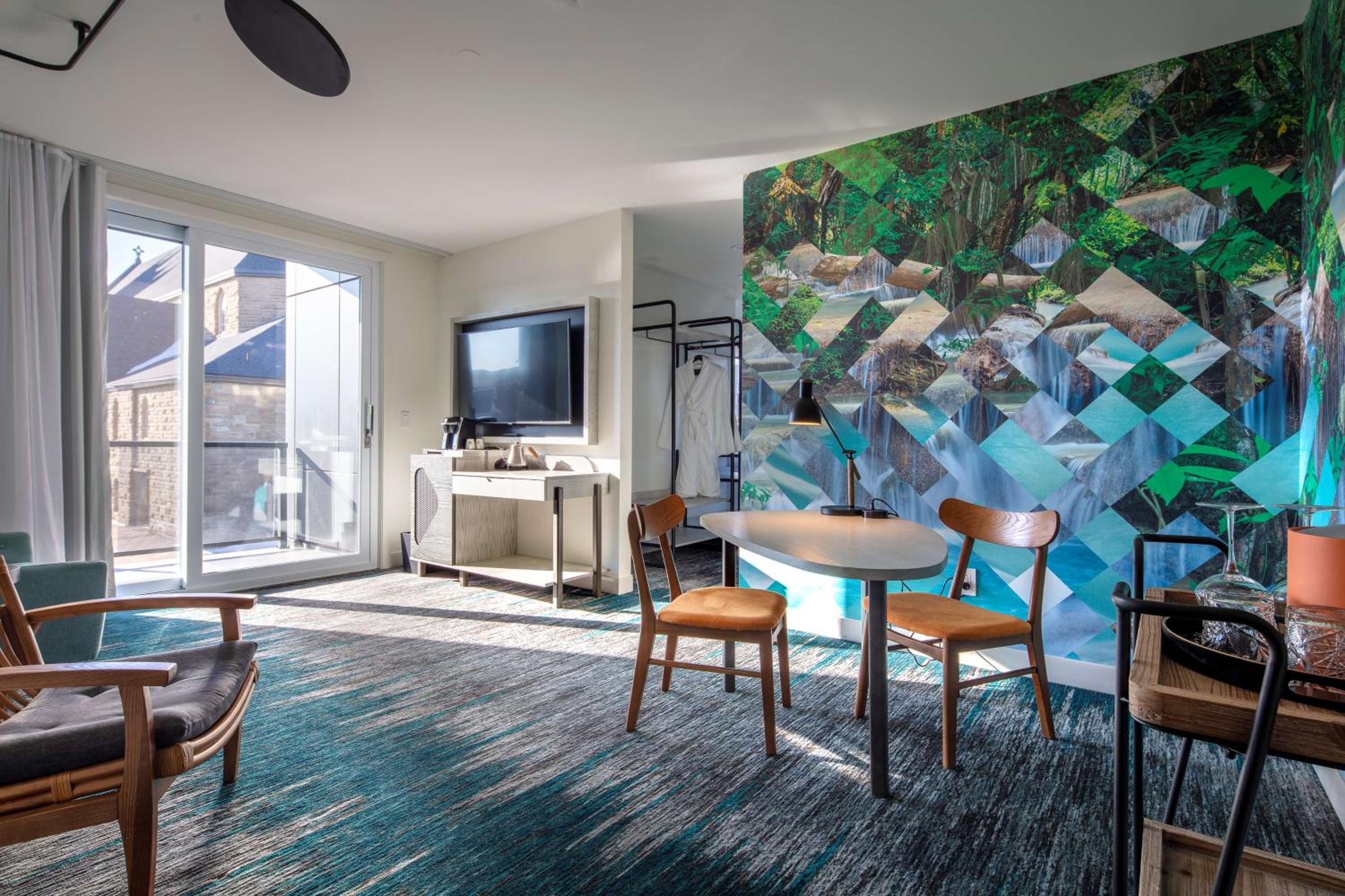 Junior King Suite with Balcony - Photo 6