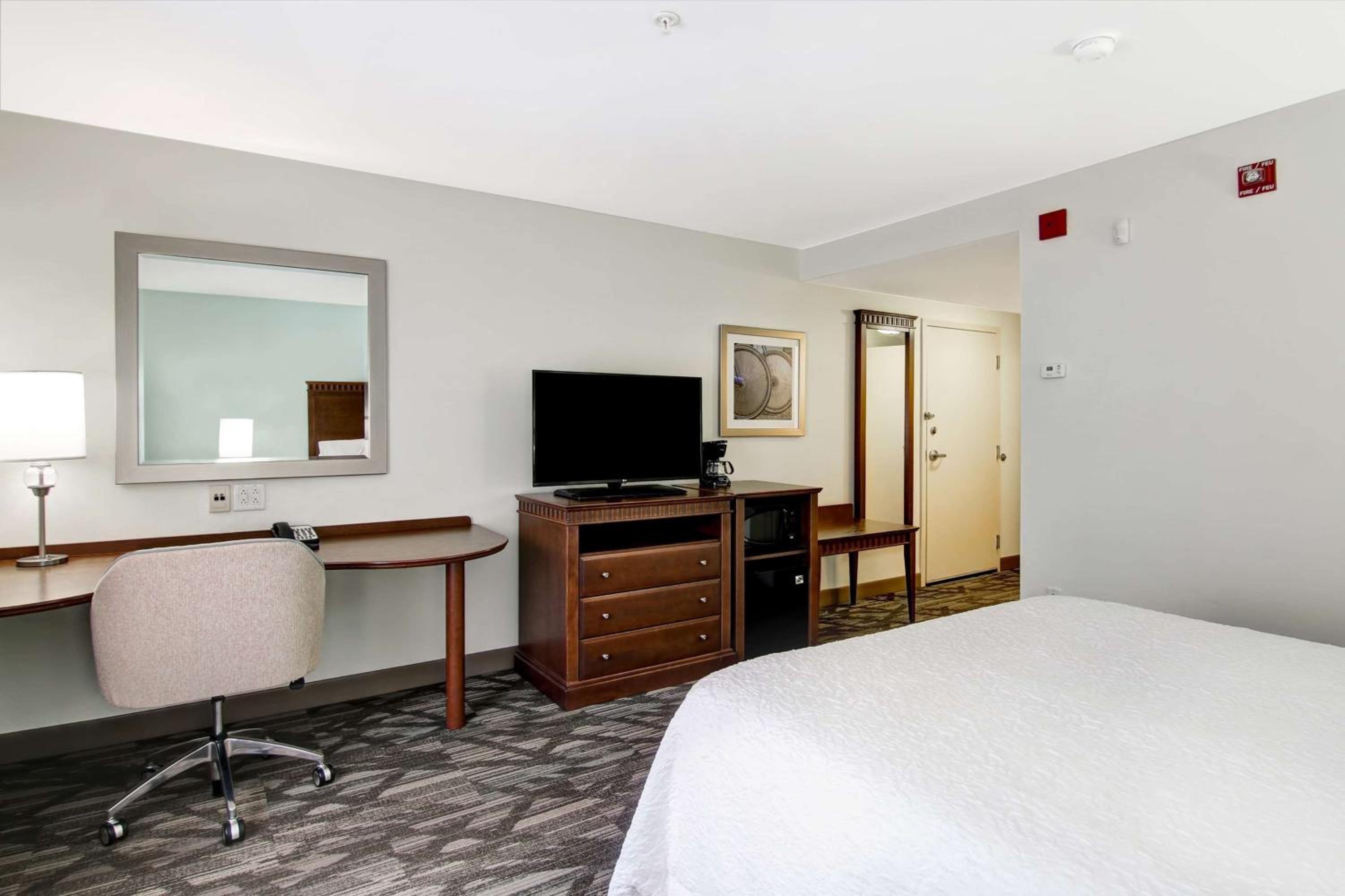 Queen Room with Roll-In Shower - Disability Access/Non-Smoking - Photo 1