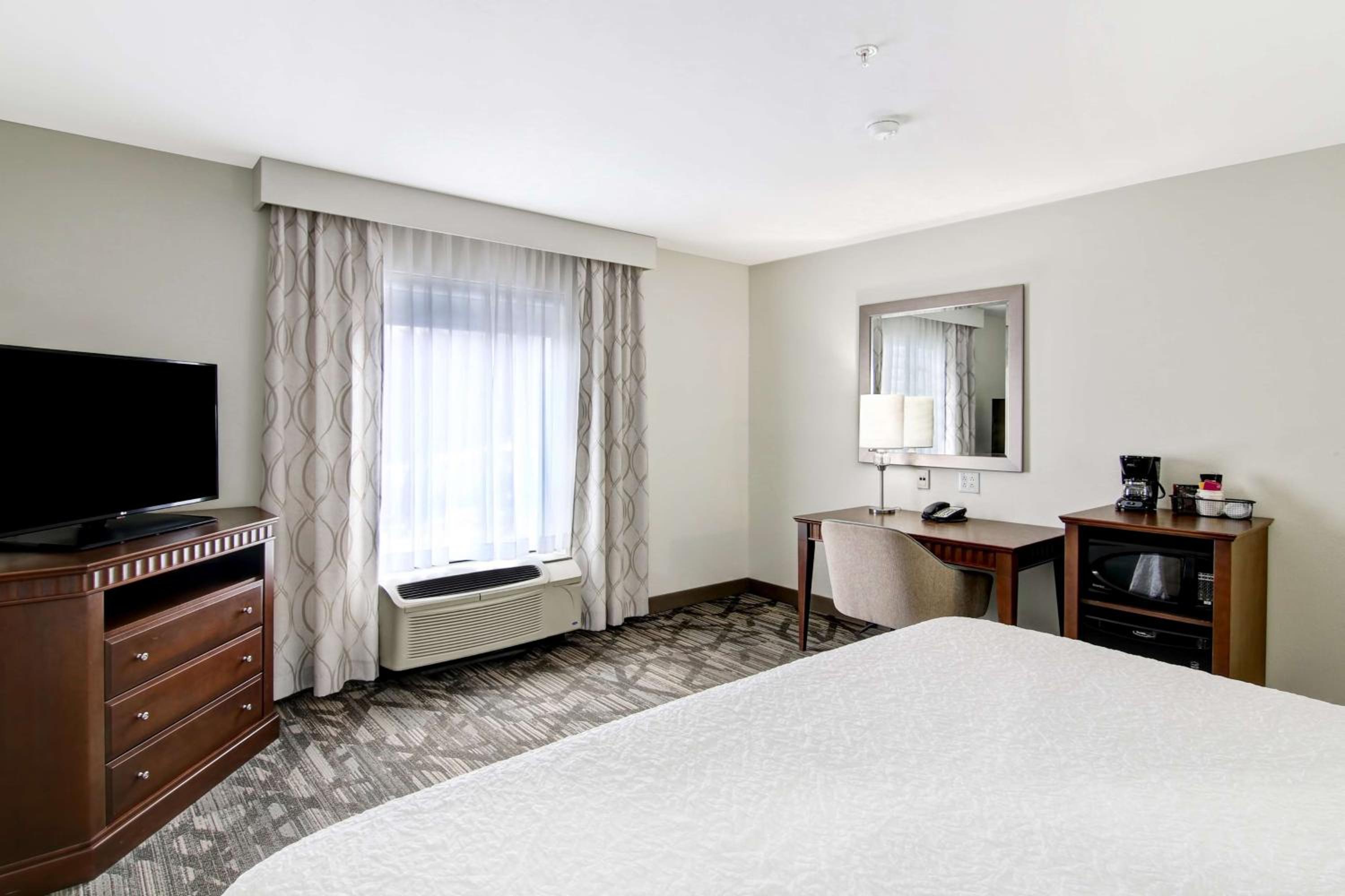 King Room with King Bed - Non-Smoking - Photo 2