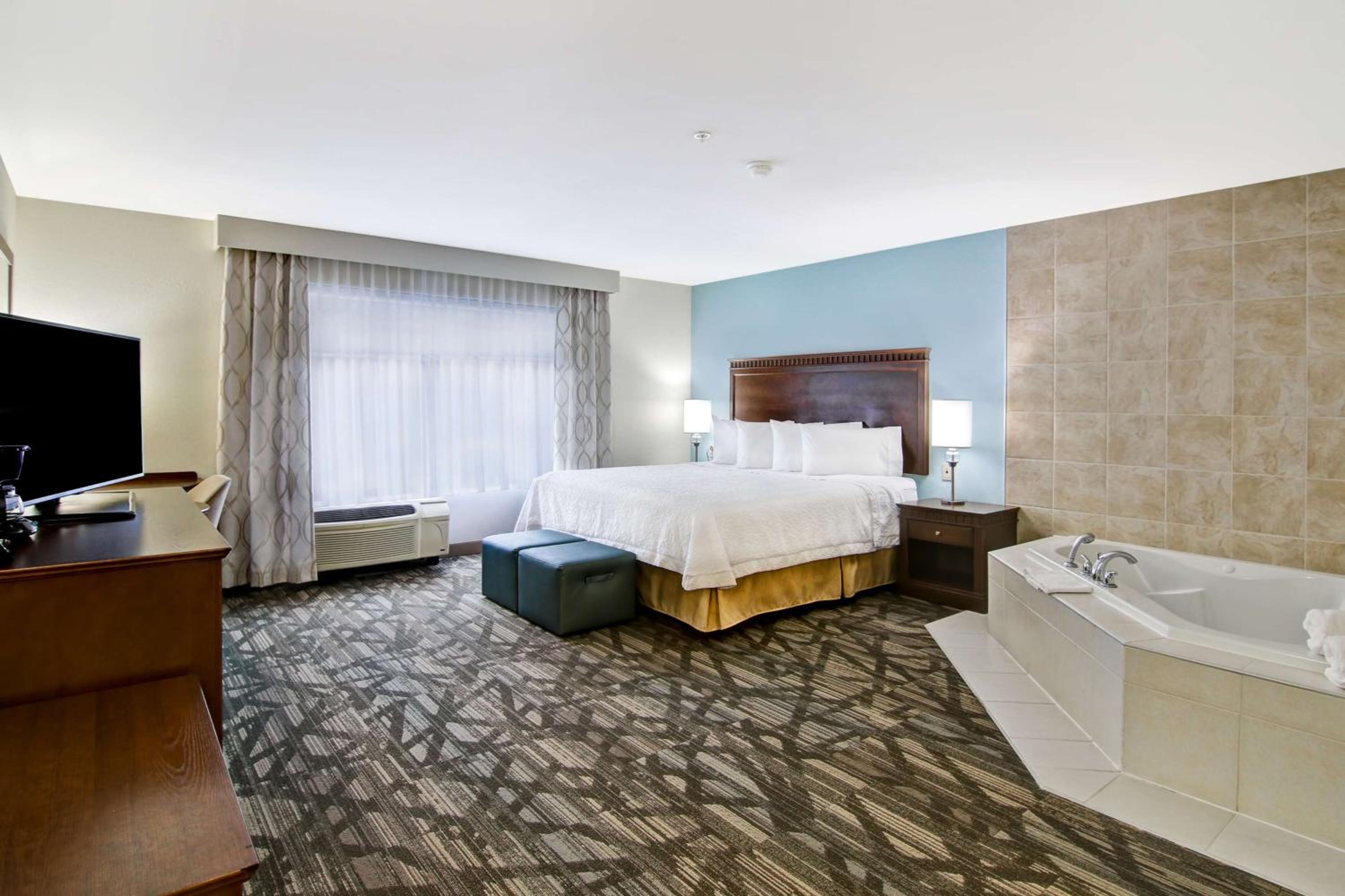 King Studio Suite with Whirlpool - Non-Smoking - Photo 6