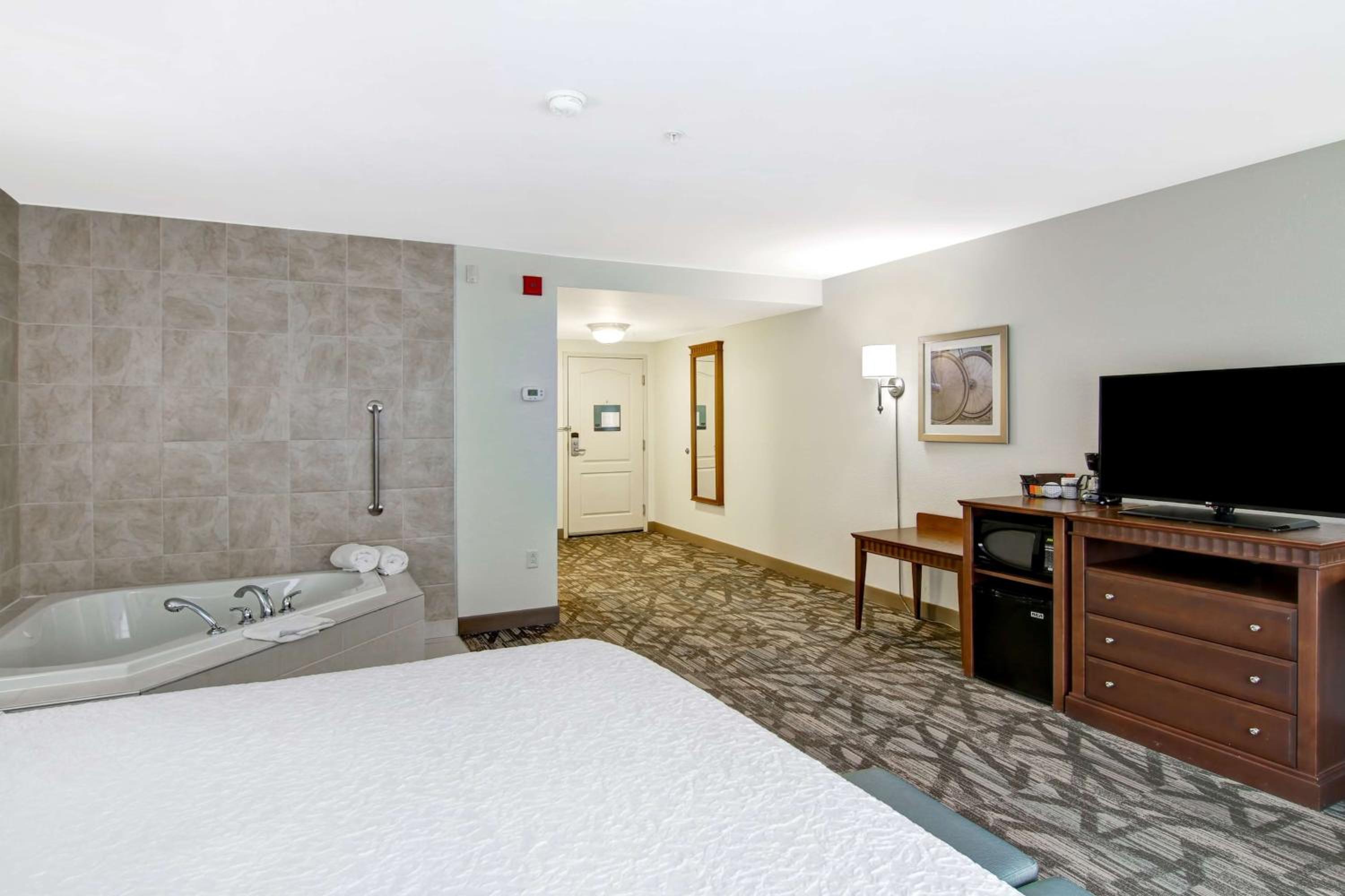 King Studio Suite with Whirlpool - Non-Smoking - Photo 7