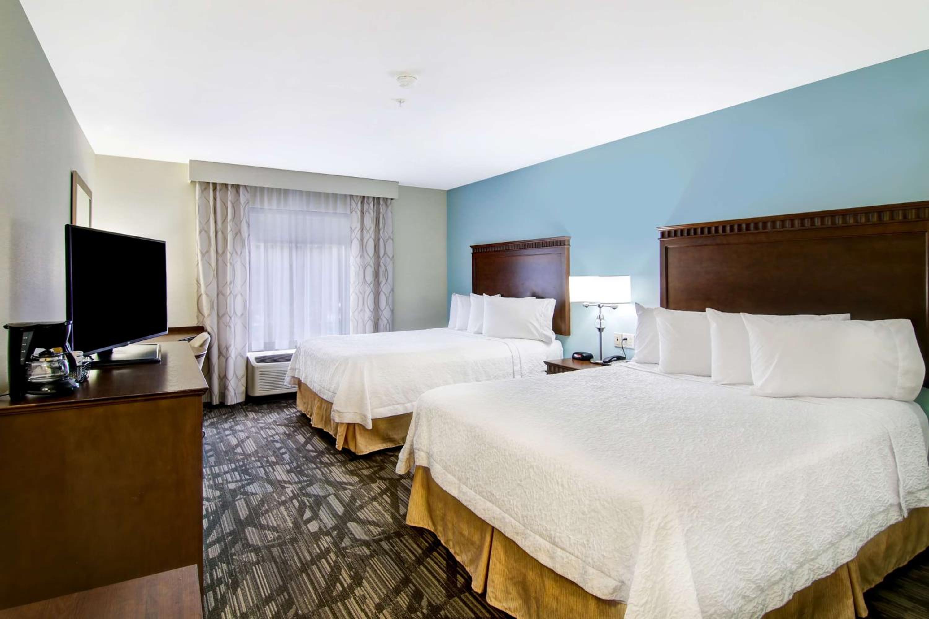 Room with Two Queen Beds - Non-Smoking - Photo 2