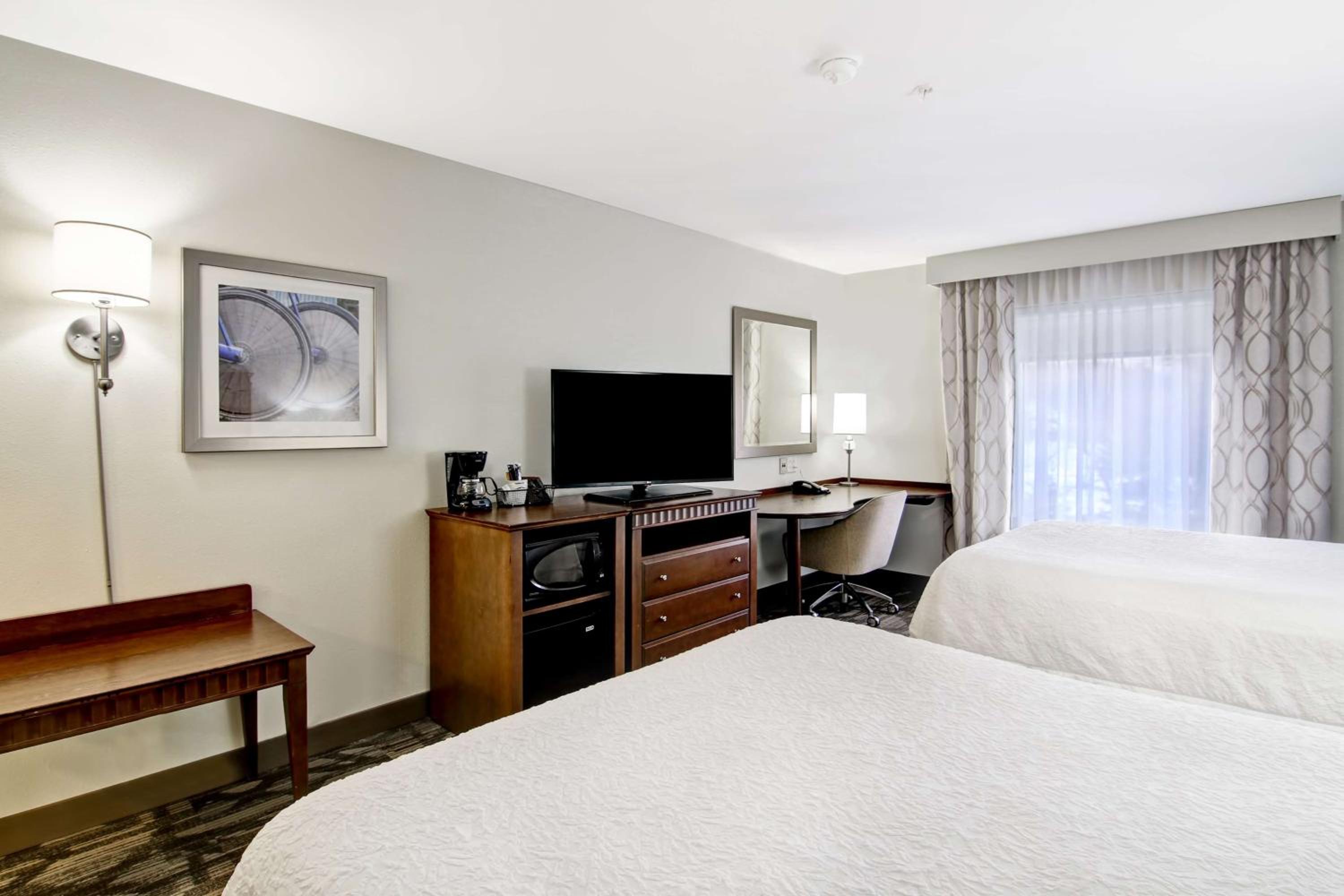 Room with Two Queen Beds - Non-Smoking - Photo 3