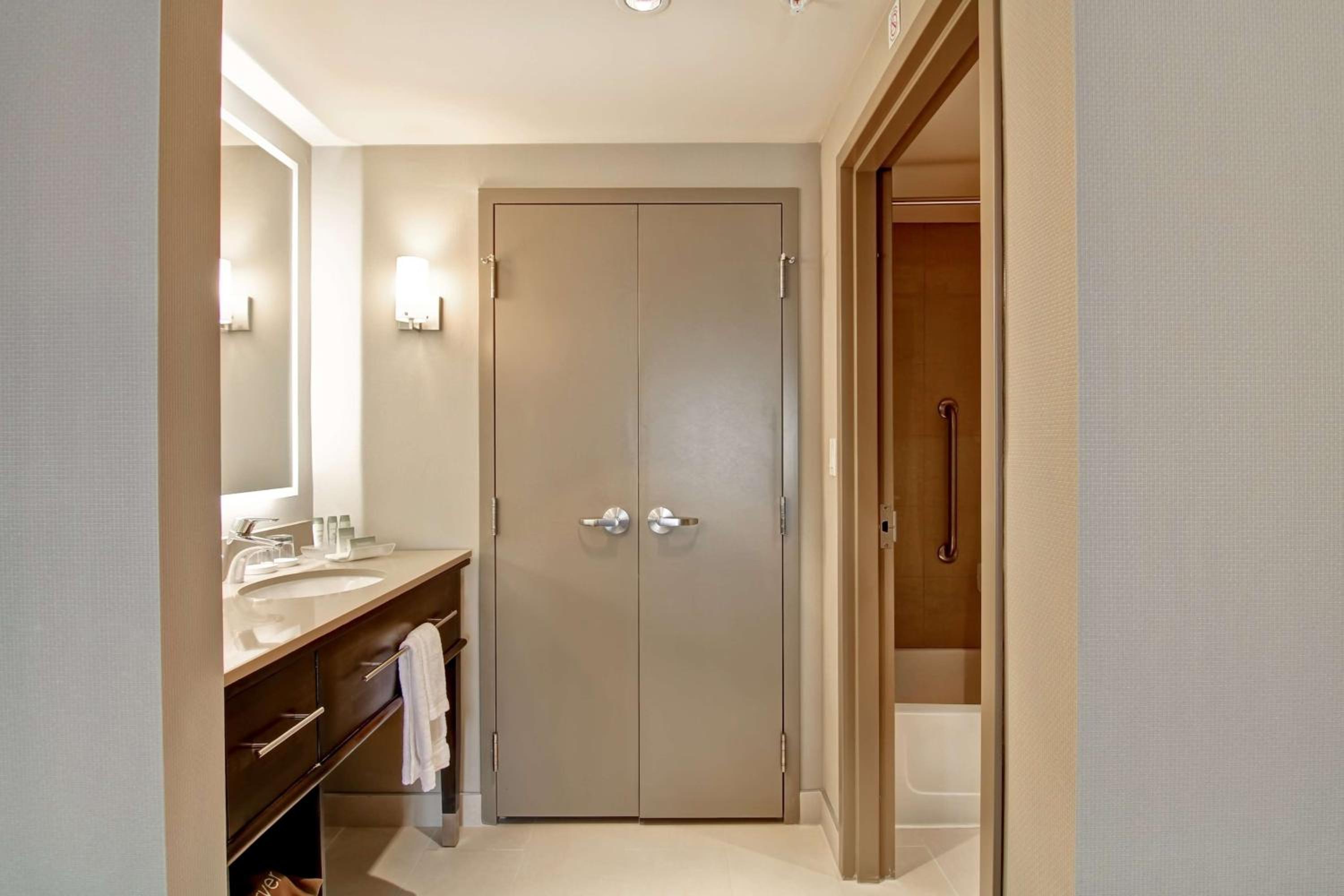 One-Bedroom King Suite - Non-Smoking photo 3
