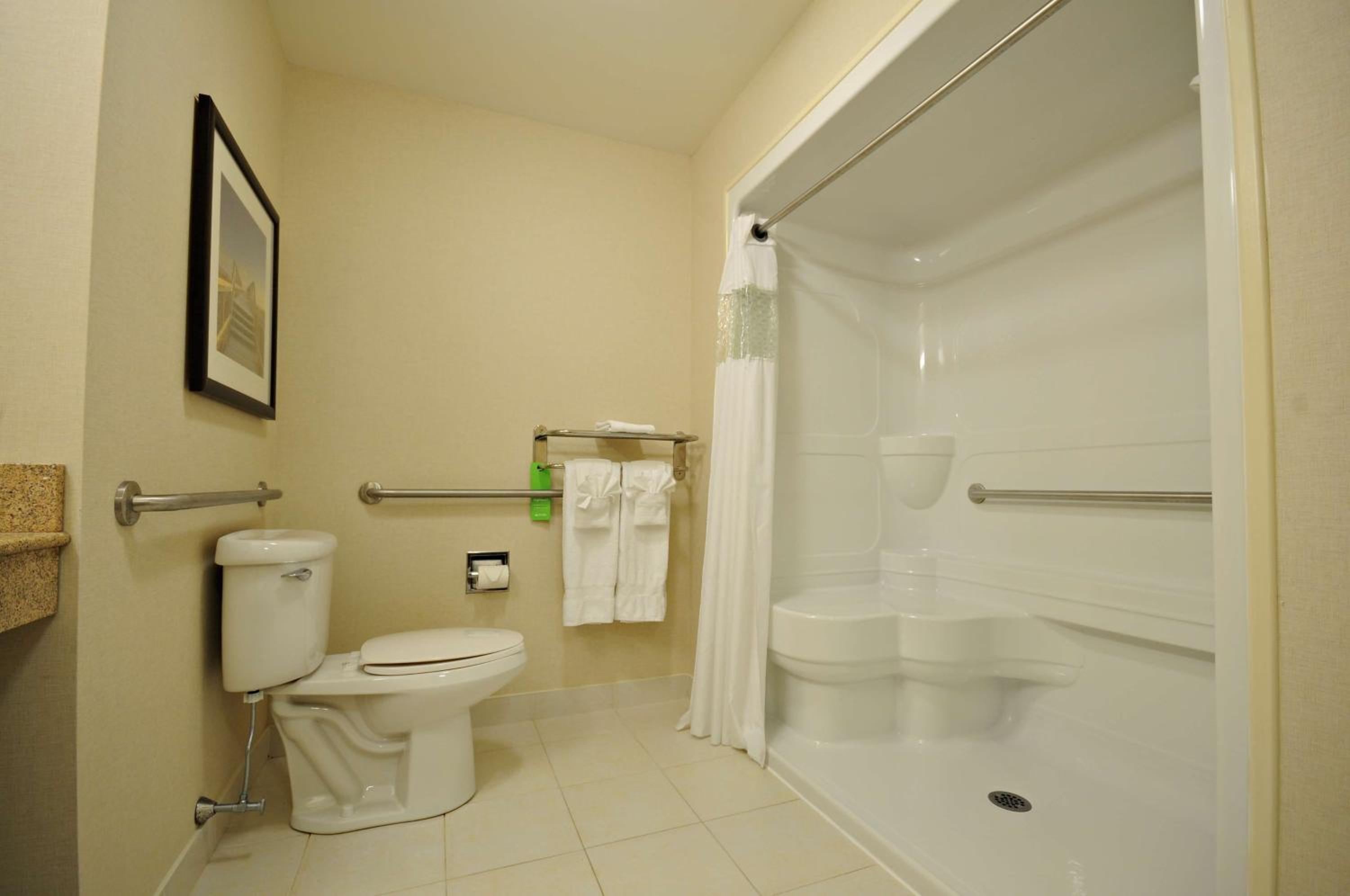 Queen Room with Roll-In Shower - Disability Access/Non-Smoking - Photo 6