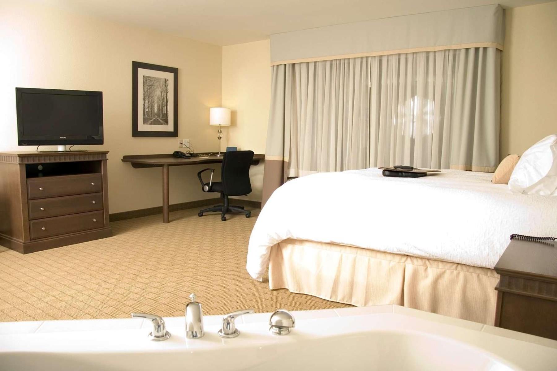 King Studio Suite with Whirlpool - Non-Smoking - Photo 5