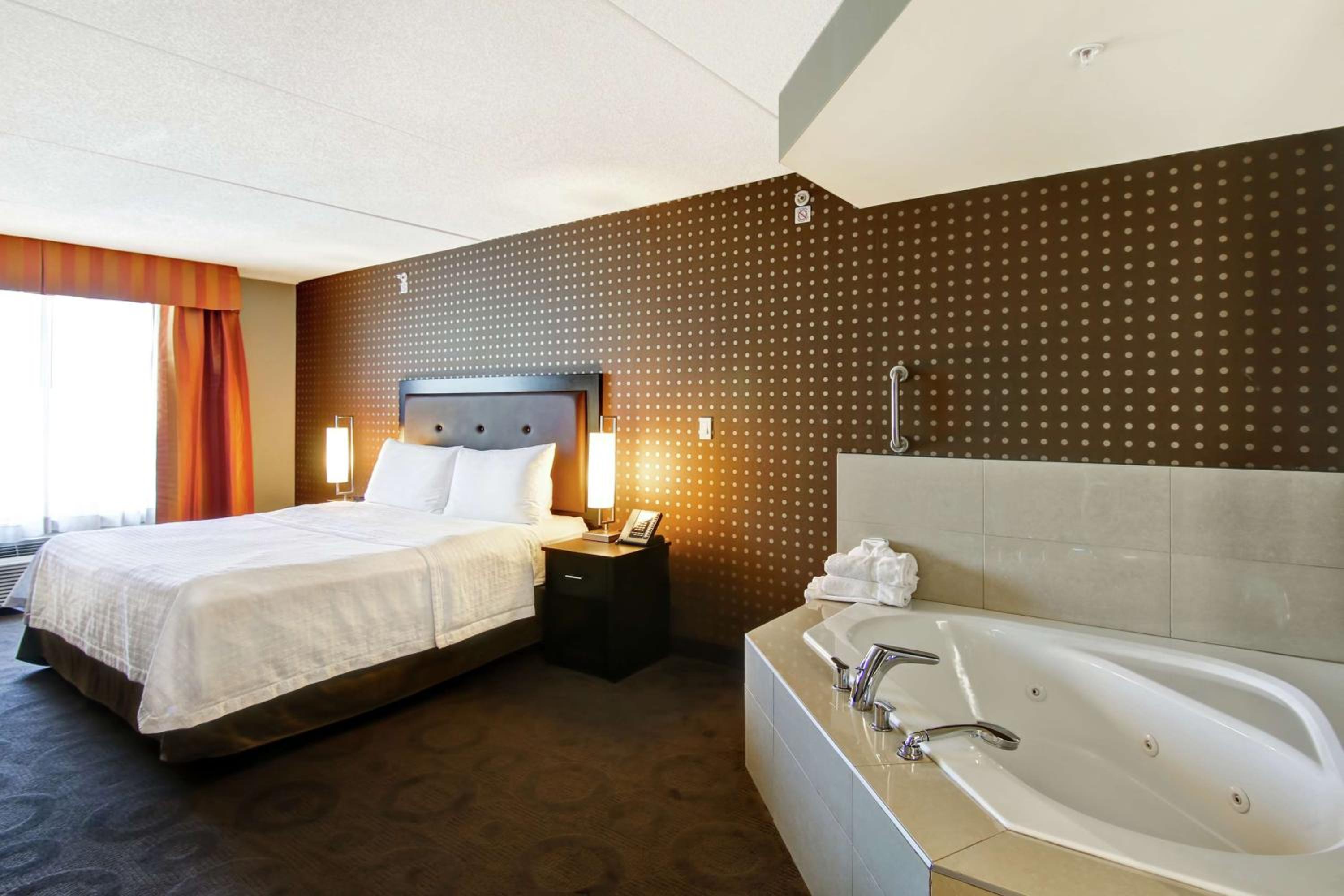 One-Bedroom King Suite With Spa Bath photo 1