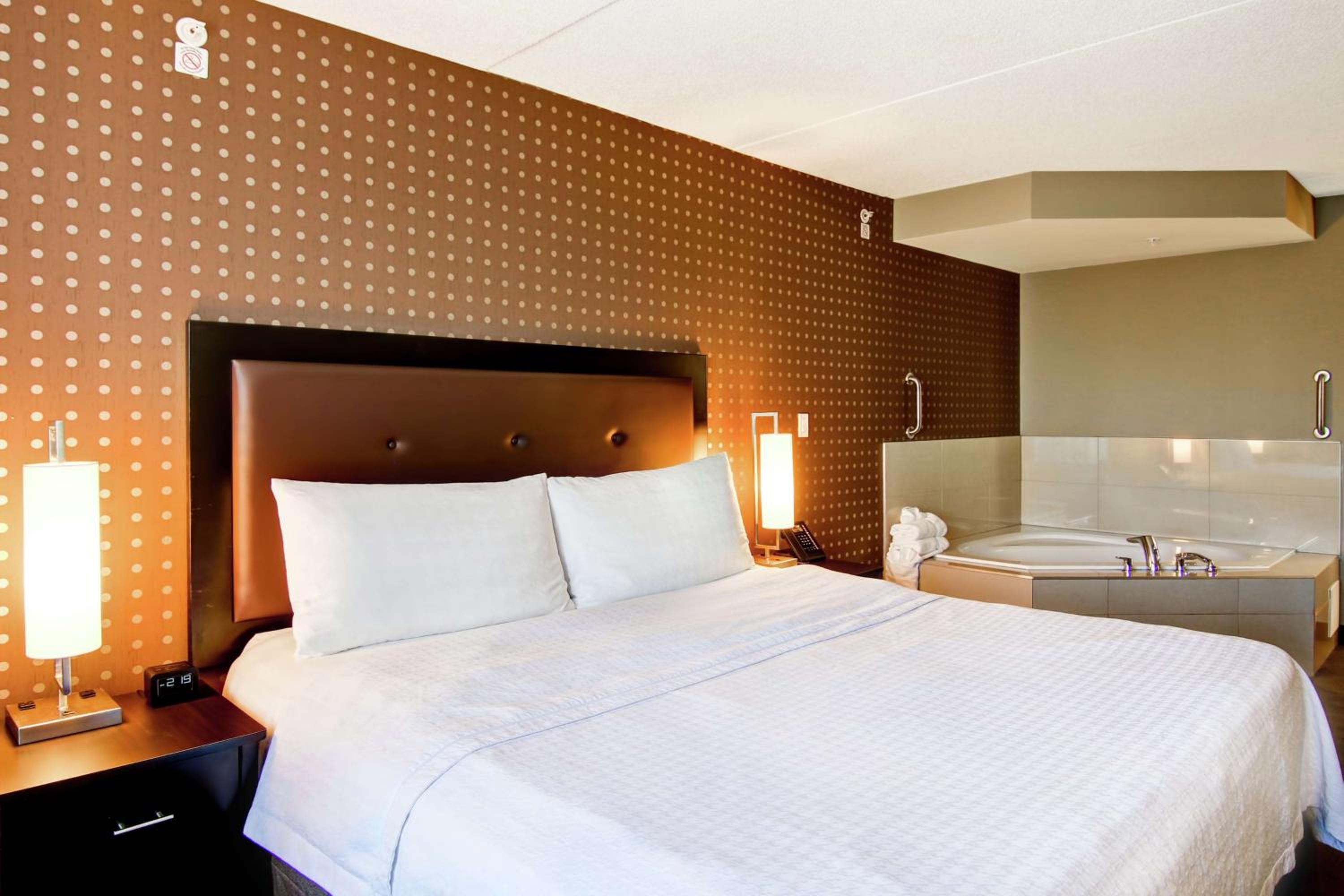 One-Bedroom King Suite With Spa Bath photo 2