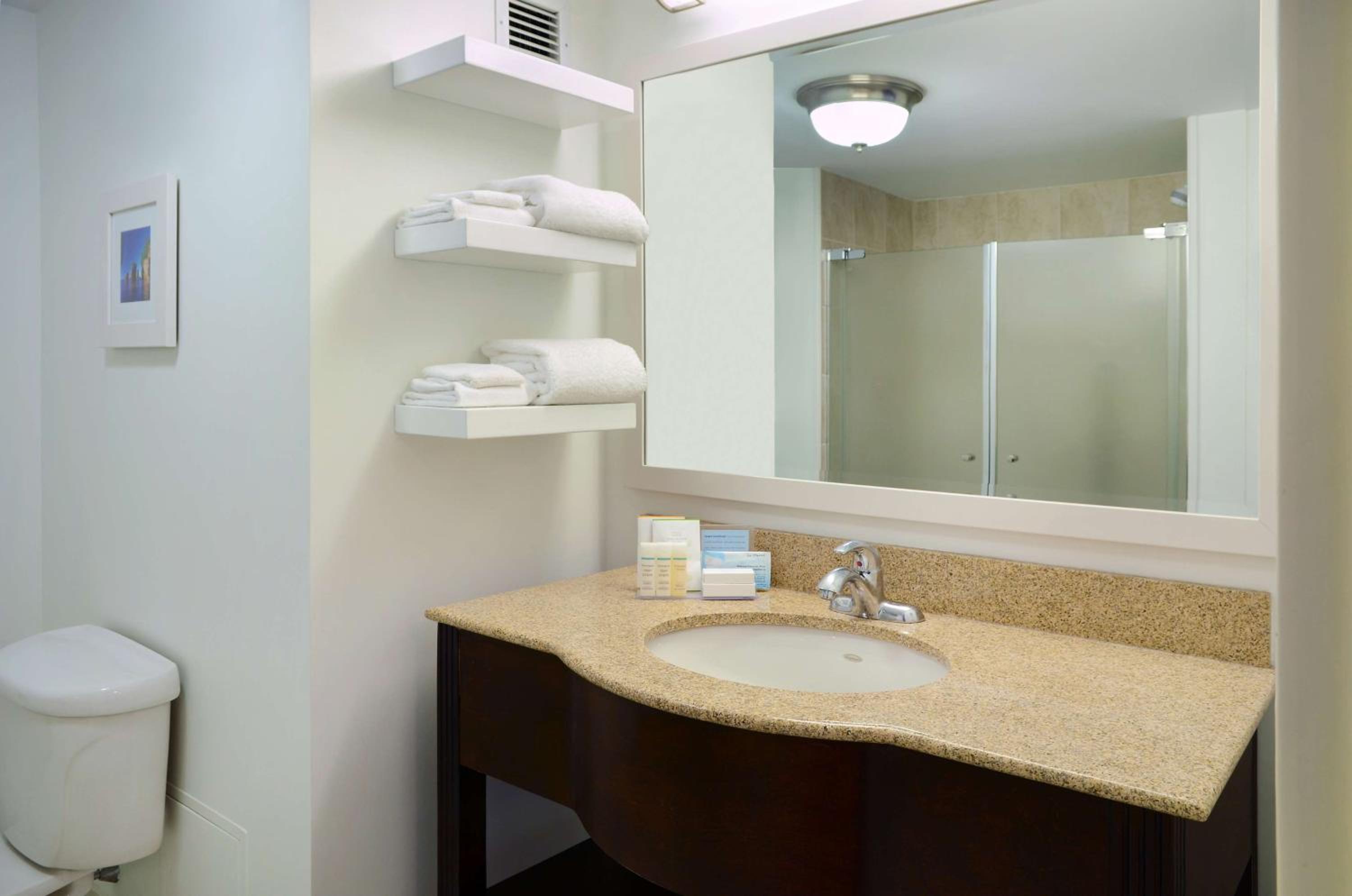 King Studio Suite with Whirlpool - Non-Smoking - Photo 4