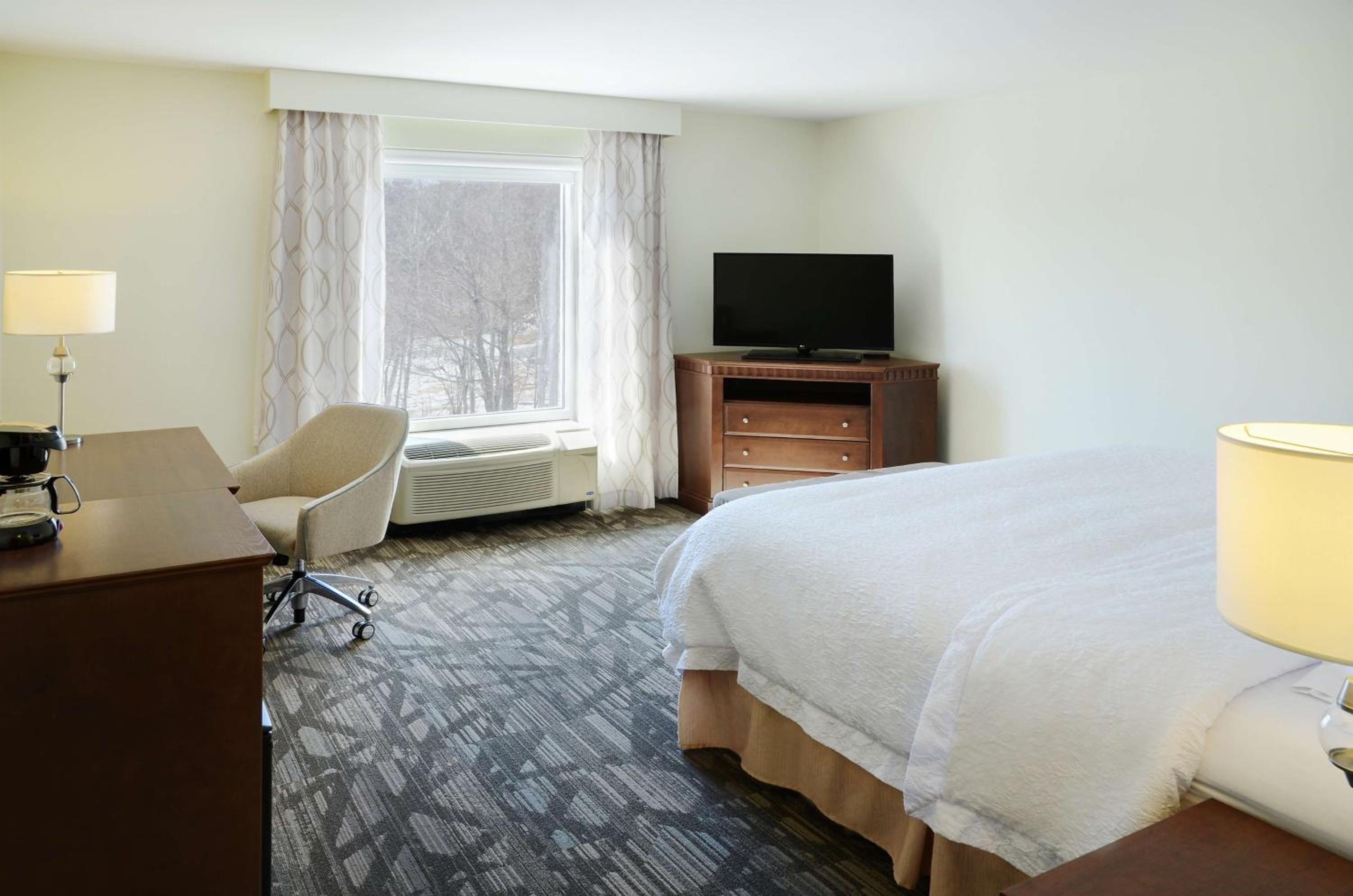 King Room with King Bed - Non-Smoking - Photo 4