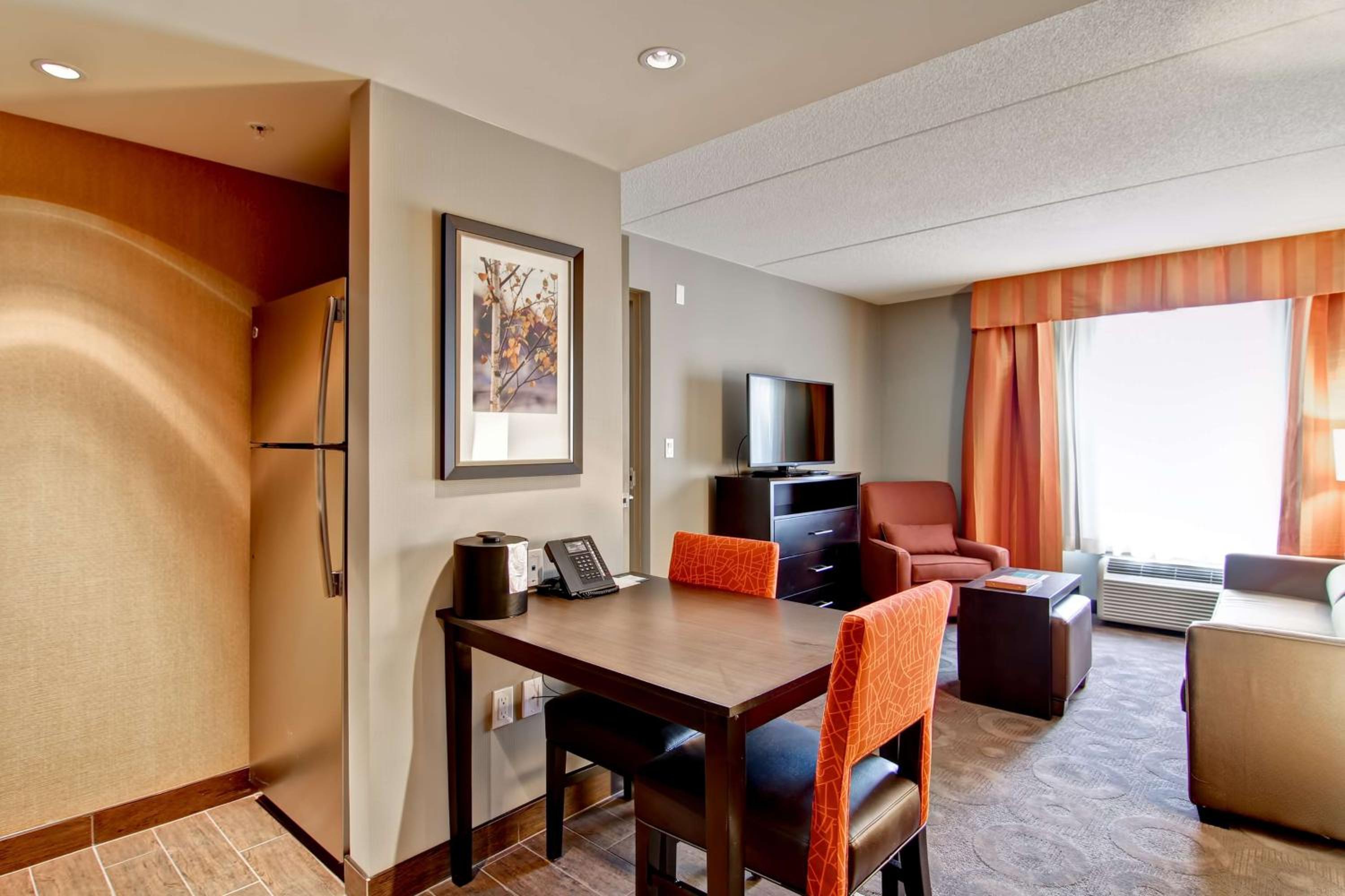 One-Bedroom Queen Suite with Two Queen Beds - Non-Smoking photo 2