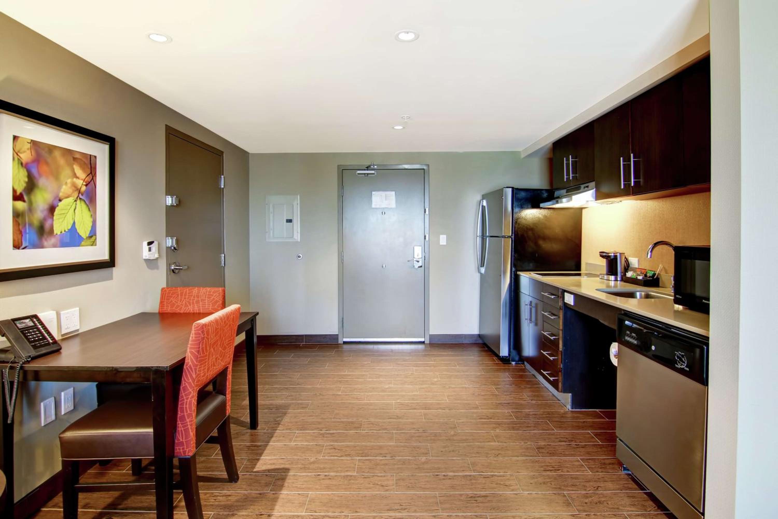 King Suite with Roll-In Shower - Mobility and Hearing Access/Non-Smoking photo 2