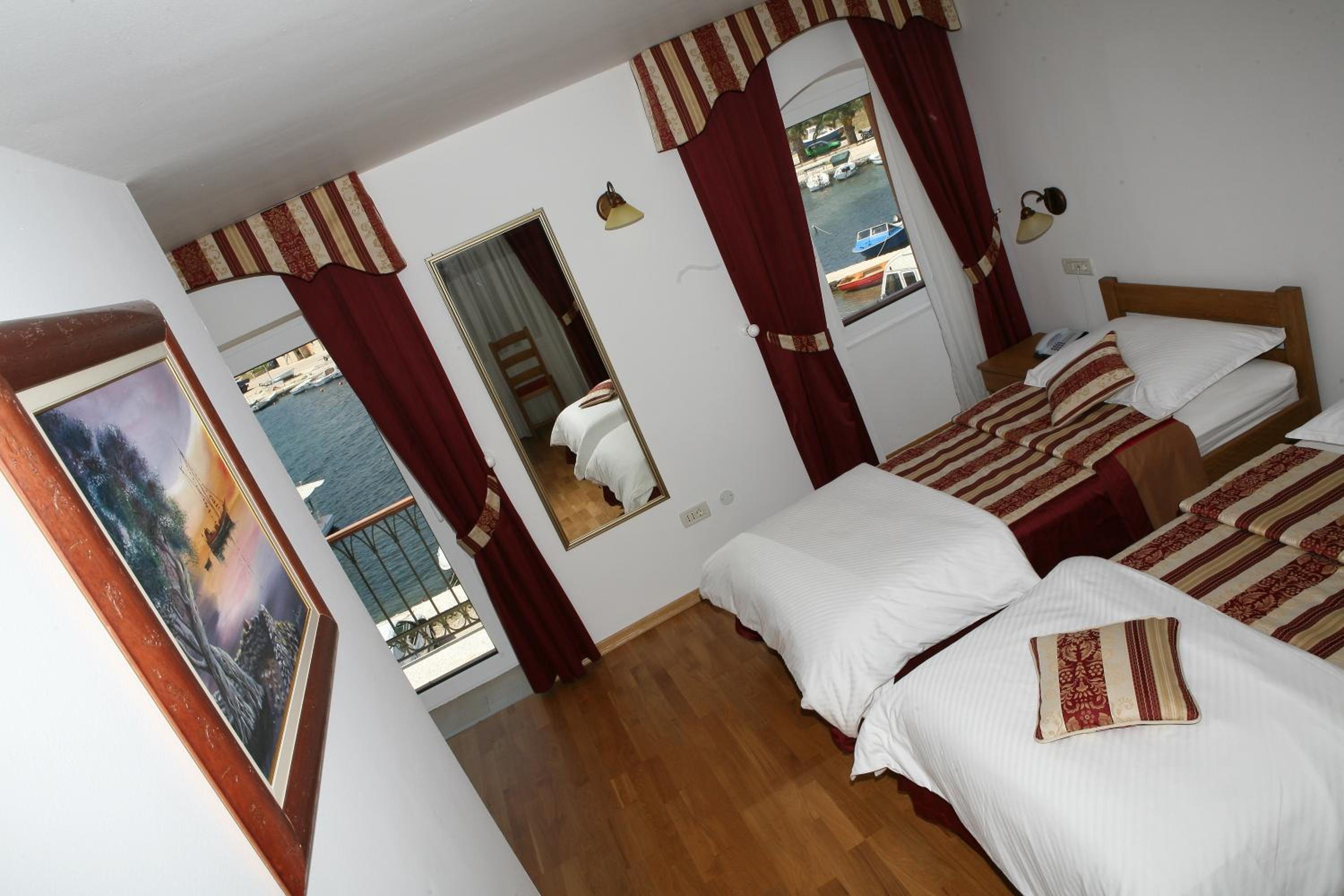 Twin Room with Sea View and Balcony - Photo 9