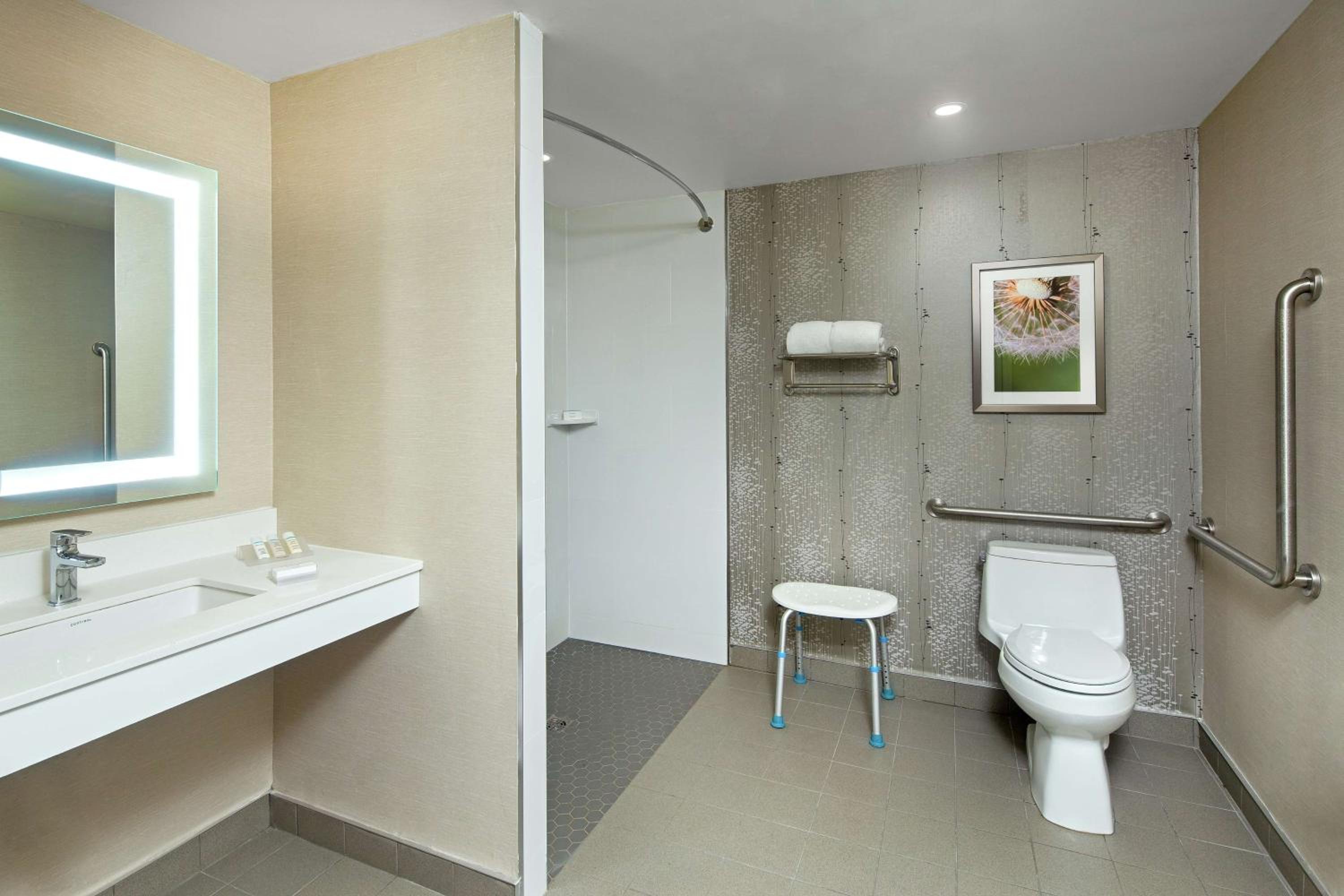 Queen Room with Two Queen Beds - Disability Access - Photo 2