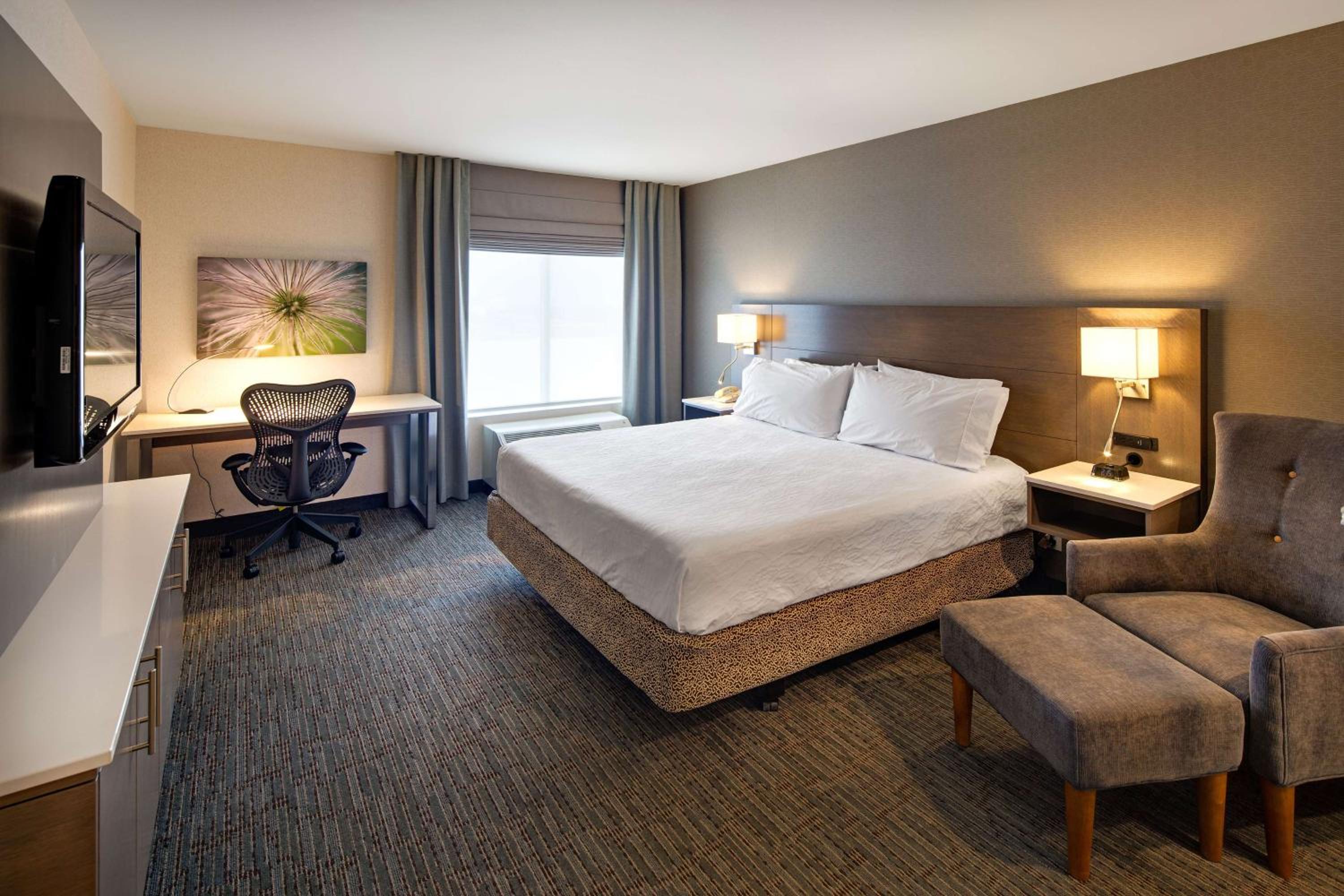 King Room with Tub - Mobility and Hearing Access - Photo 1