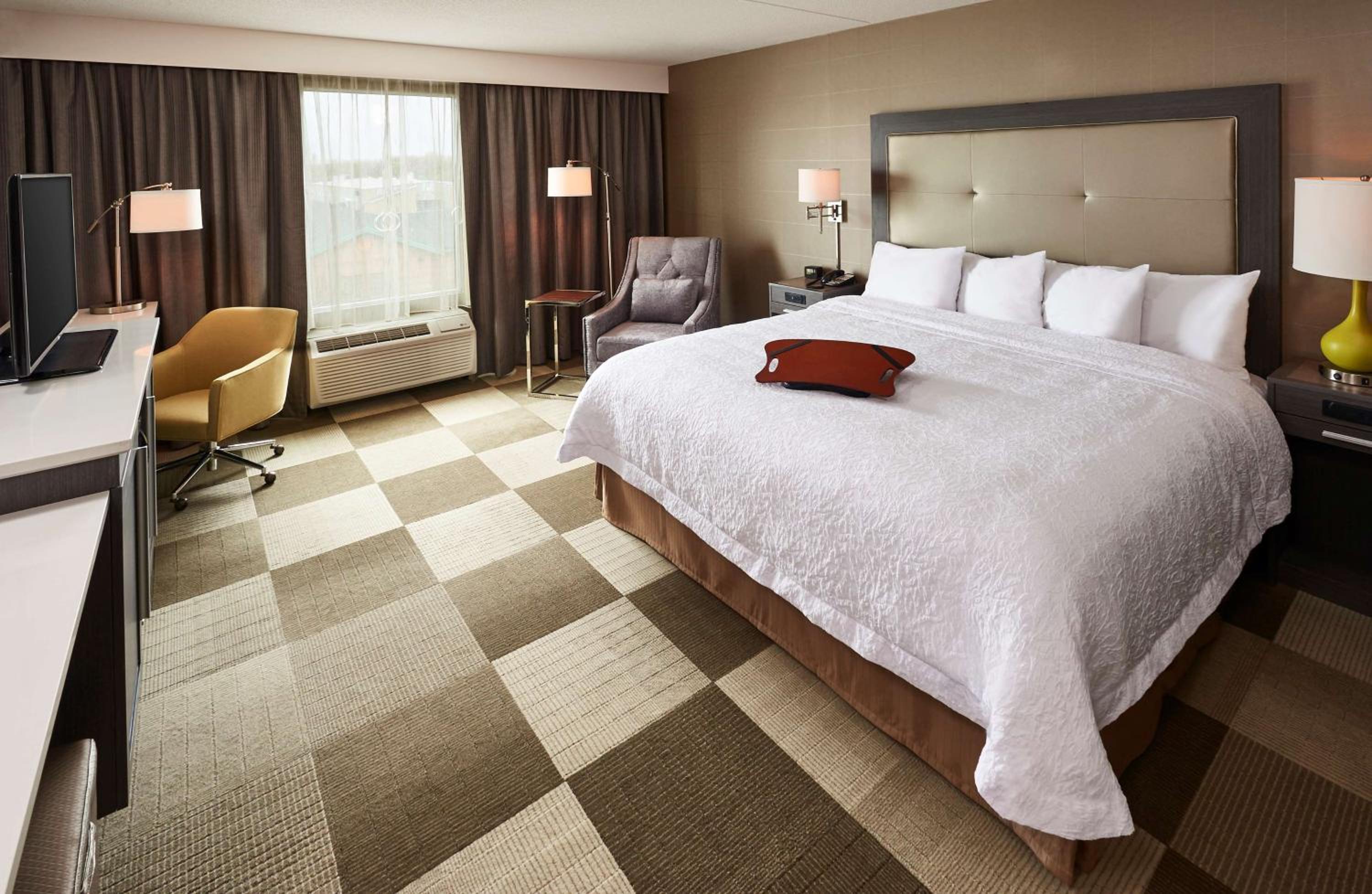 King Room with Accessible Tub - Mobility and Hearing Access/Non-Smoking