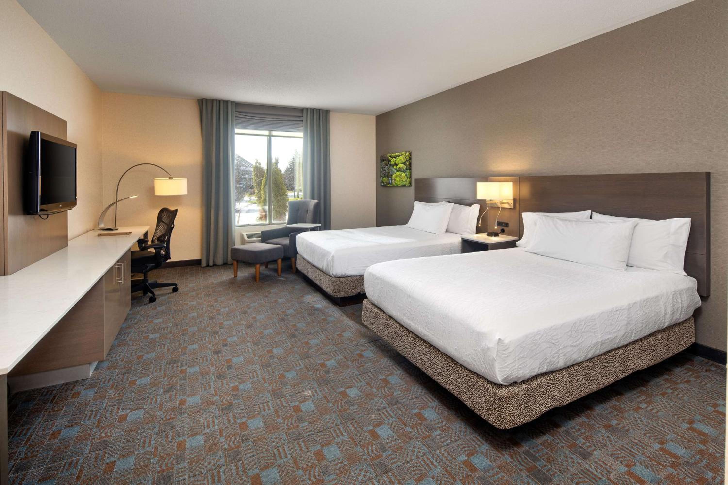 Queen Room with Two Queen Beds - Photo 2