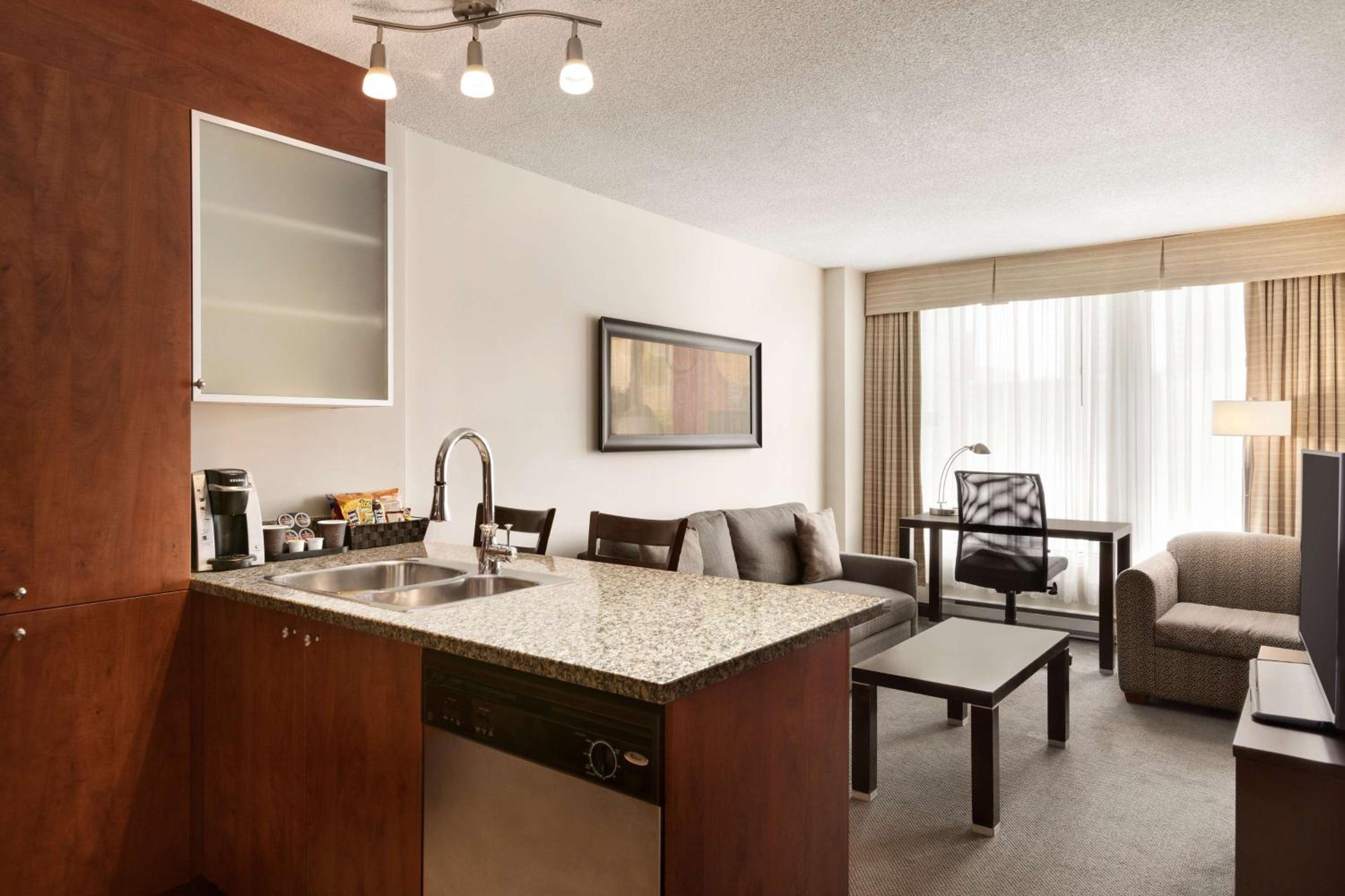 Premium Queen Suite - Non-Smoking