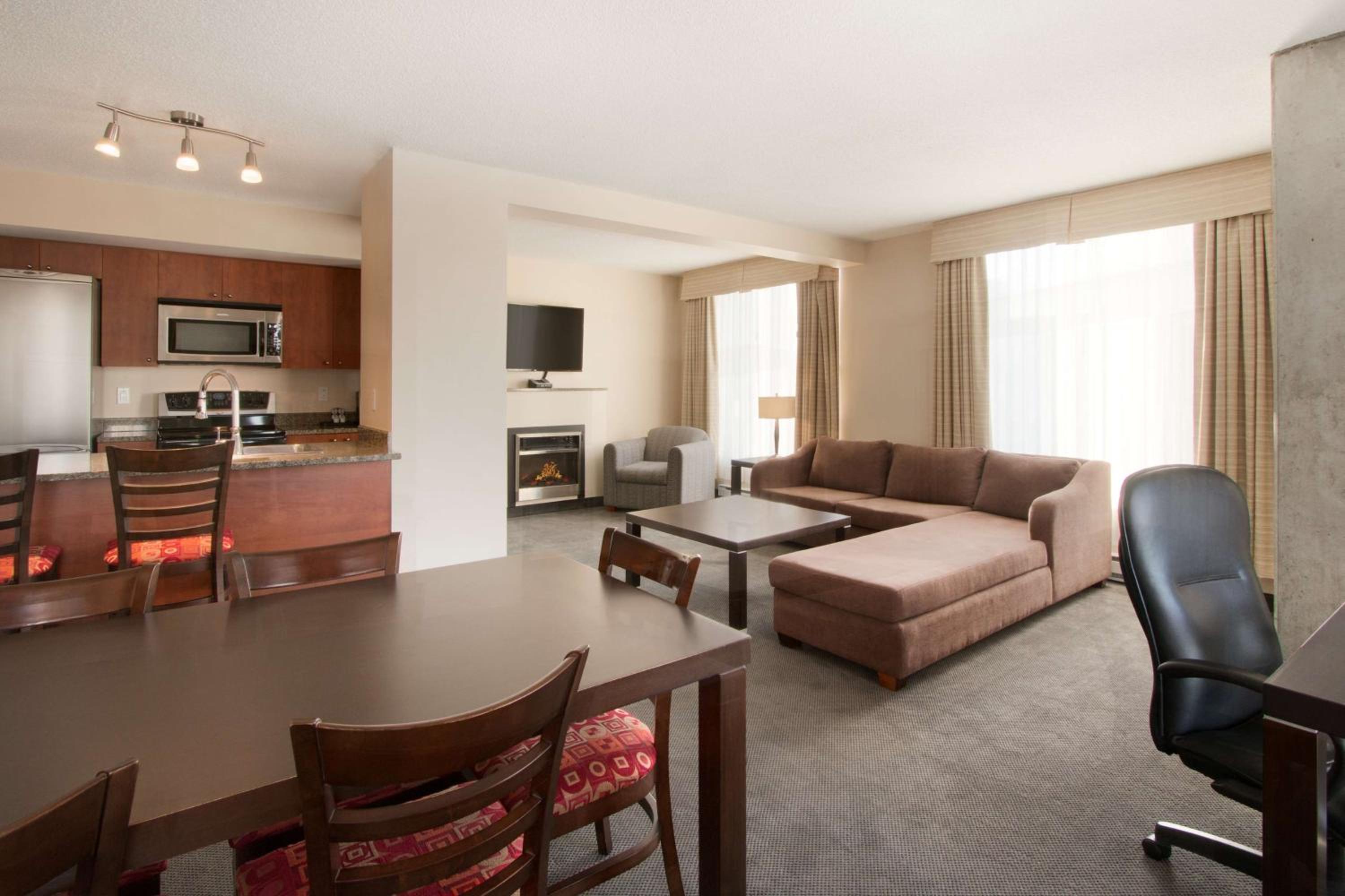 Premium Presidential King Room - Non-Smoking thumbnail 6