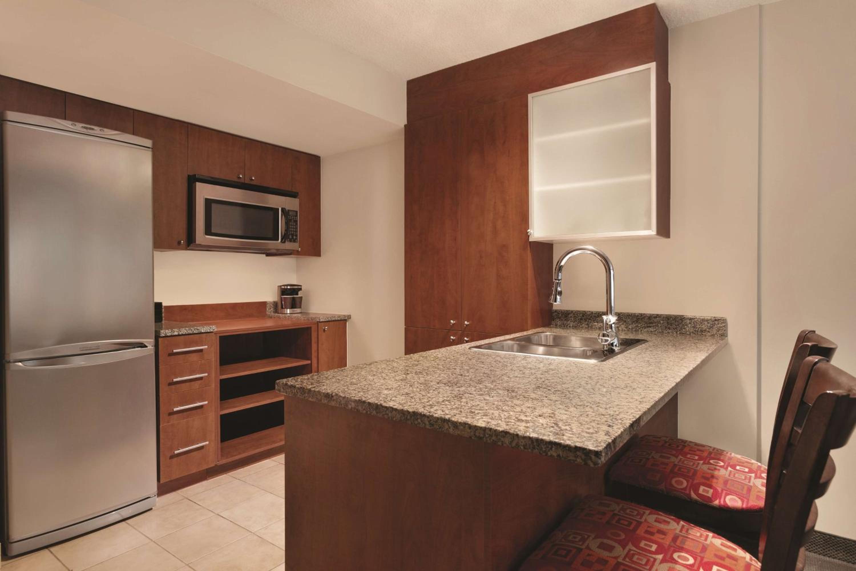 King Suite - Non-Smoking - Photo 2