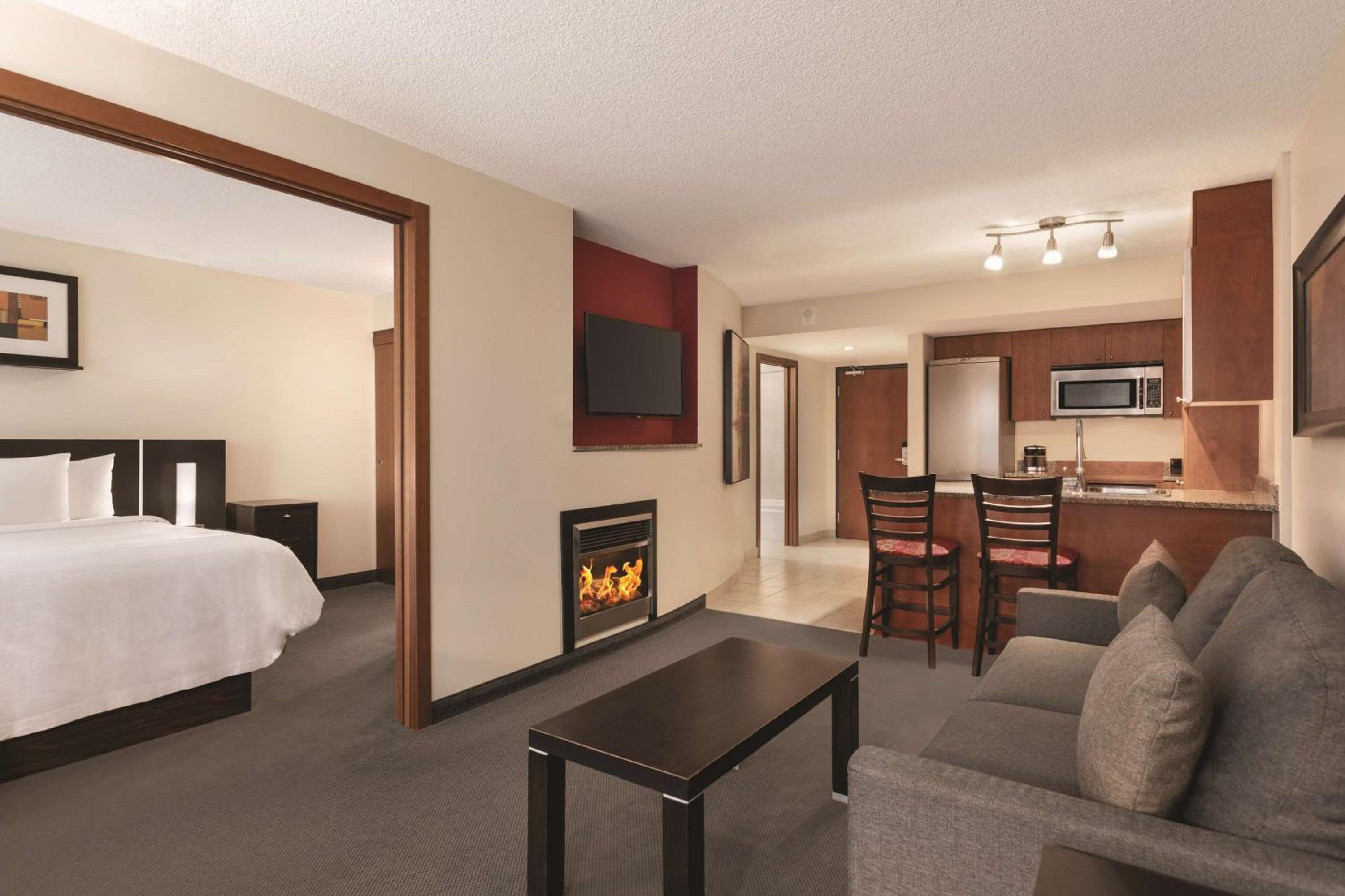 Deluxe King Suite with Fireplace - Non-Smoking