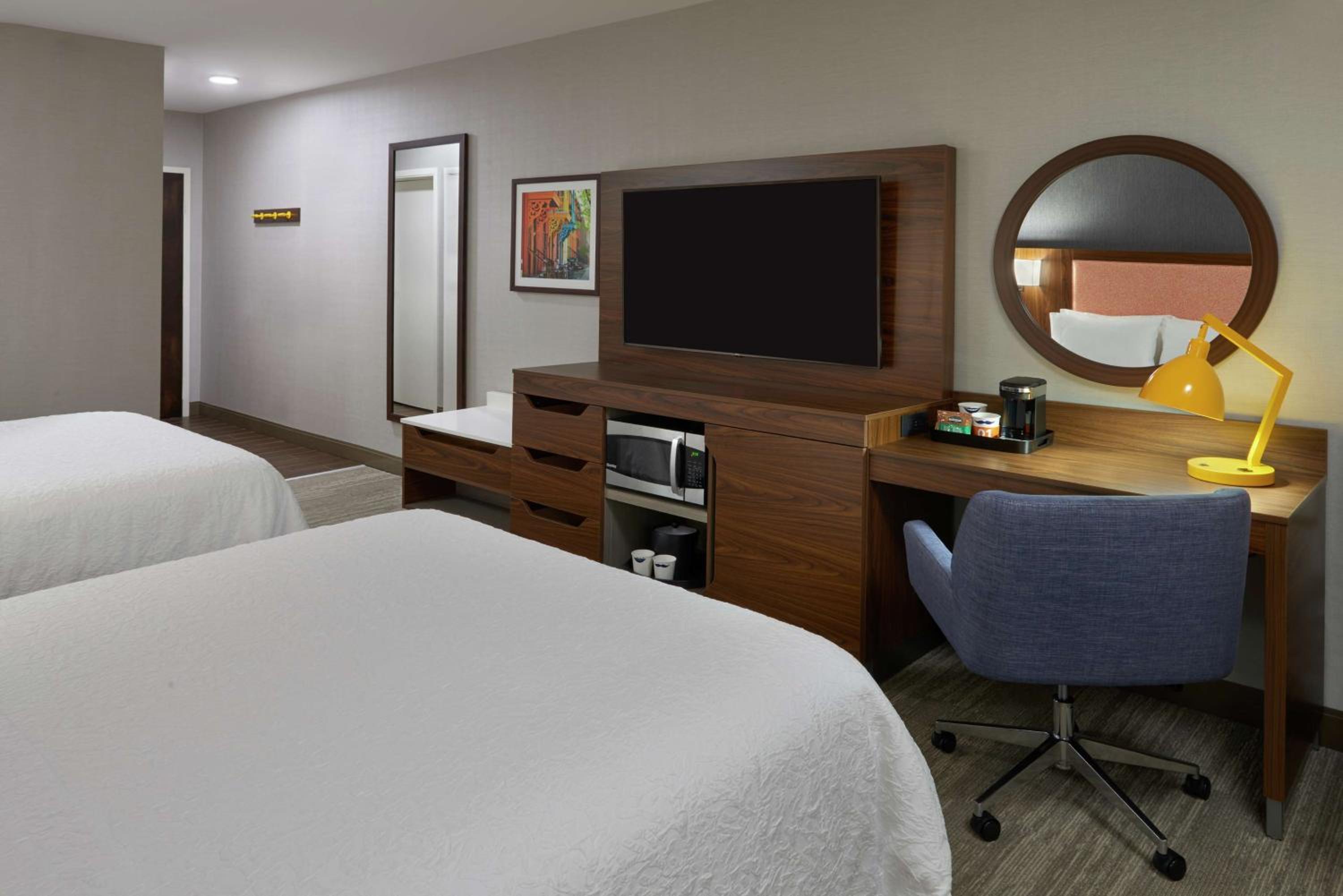 Room with Two Queen Beds - Non-Smoking - Photo 4