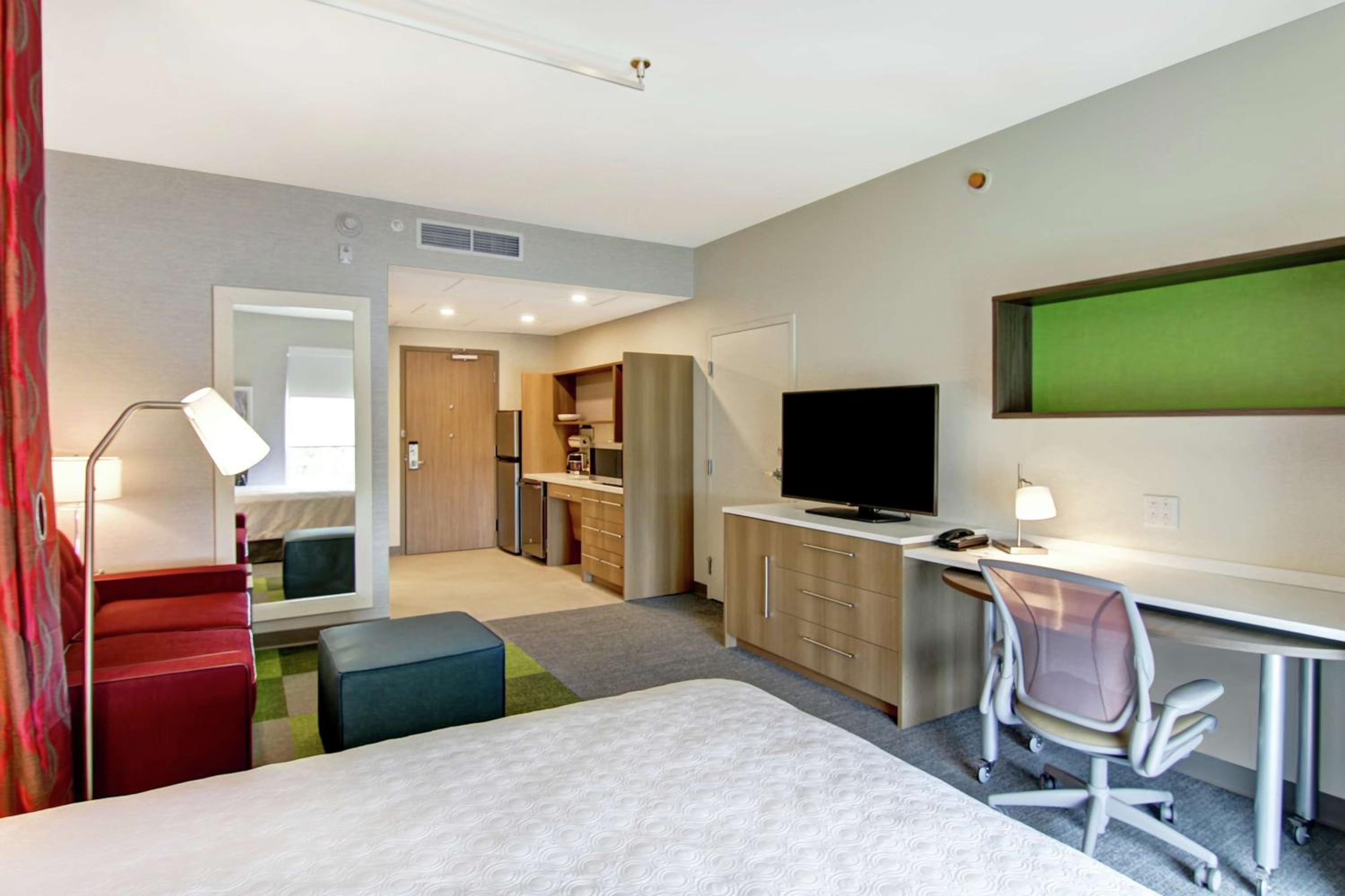 Queen Studio with Roll-In Shower - Mobility and Hearing Access/Non-Smoking photo 1