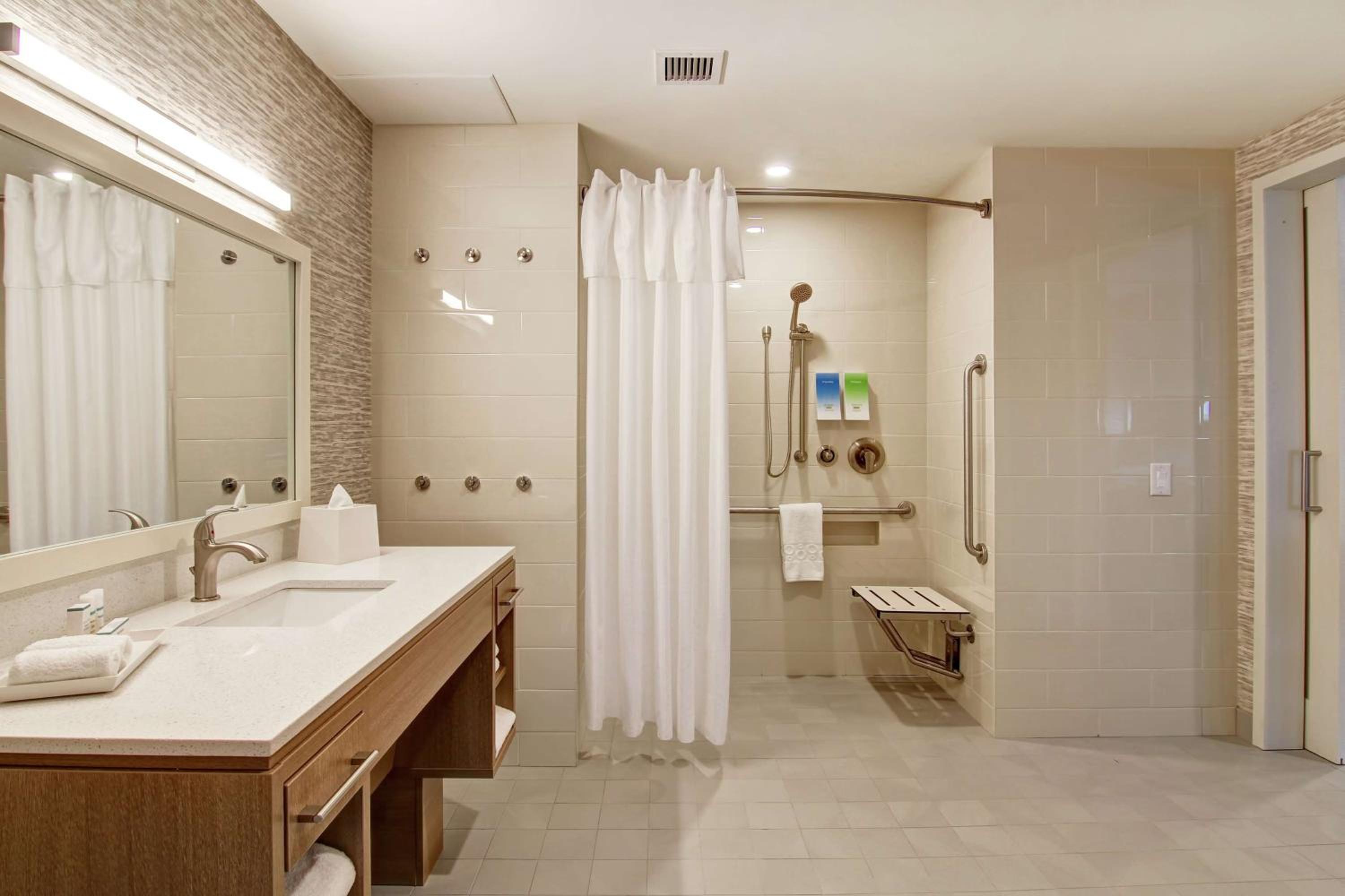 King Suite with Roll-In Shower - Mobility and Hearing Access/Non-Smoking photo 3