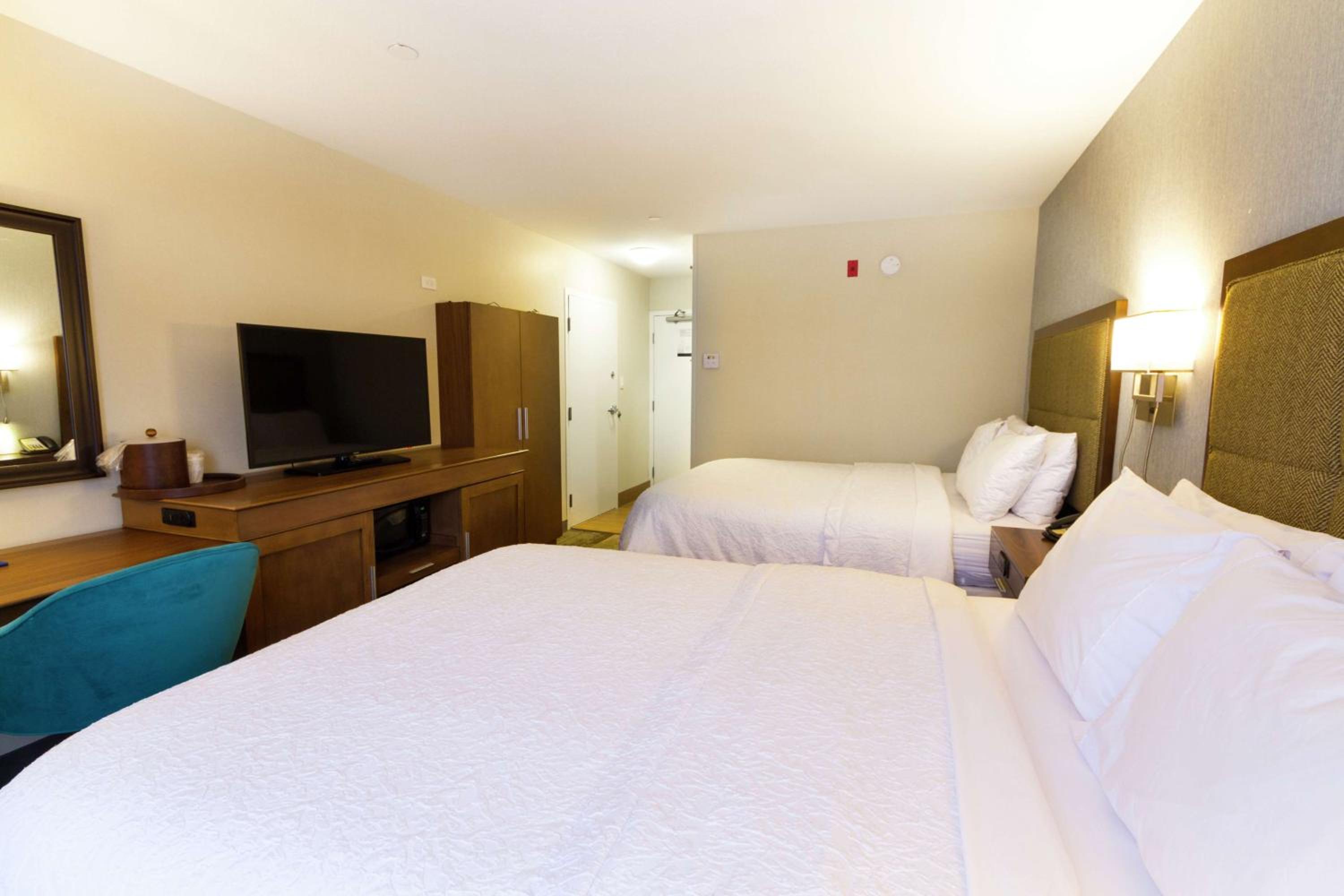 Queen Room with Two Queen Beds - Non-Smoking/Shower
