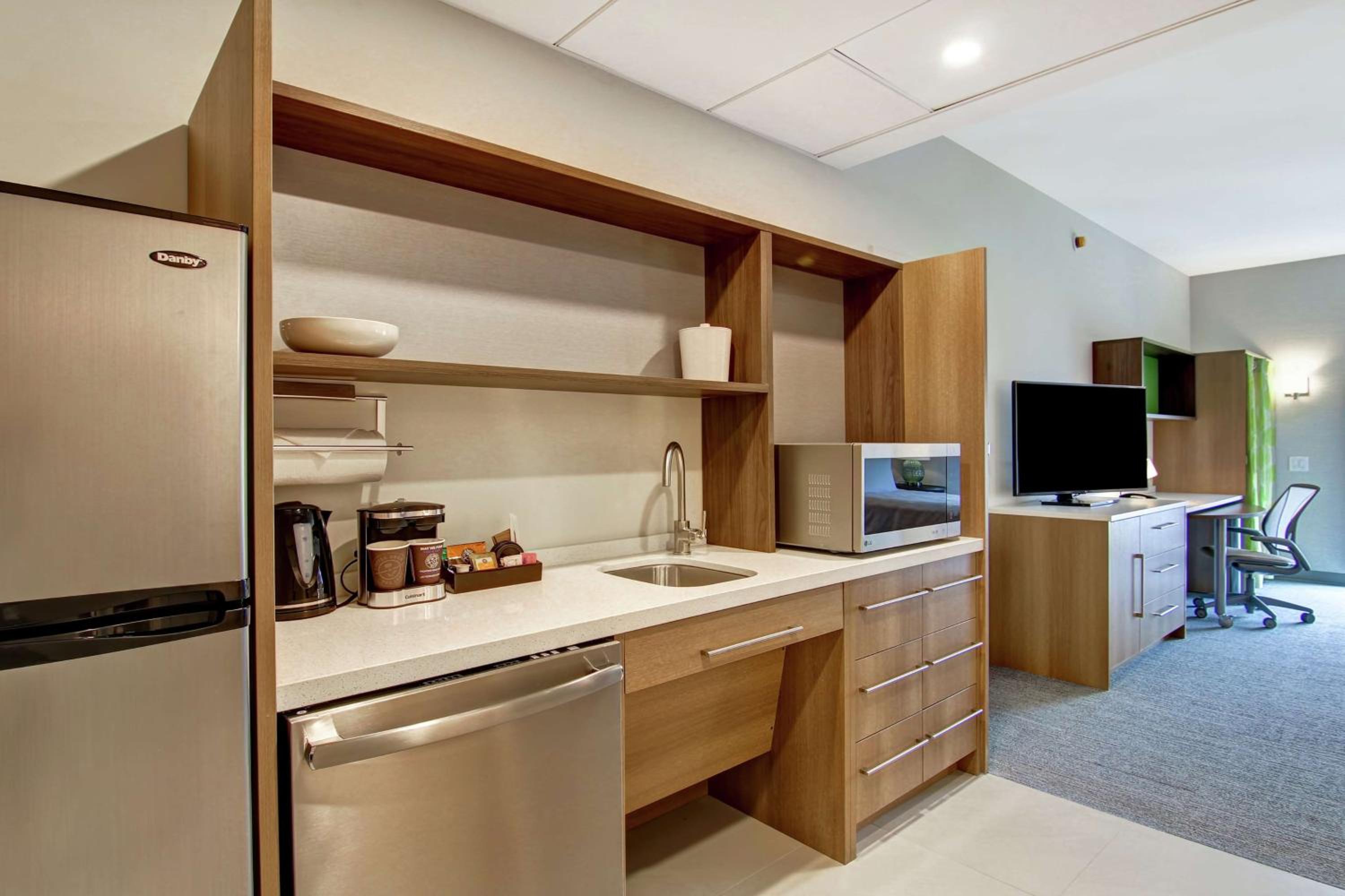 Queen Studio with Roll-In Shower - Mobility and Hearing Access/Non-Smoking photo 3