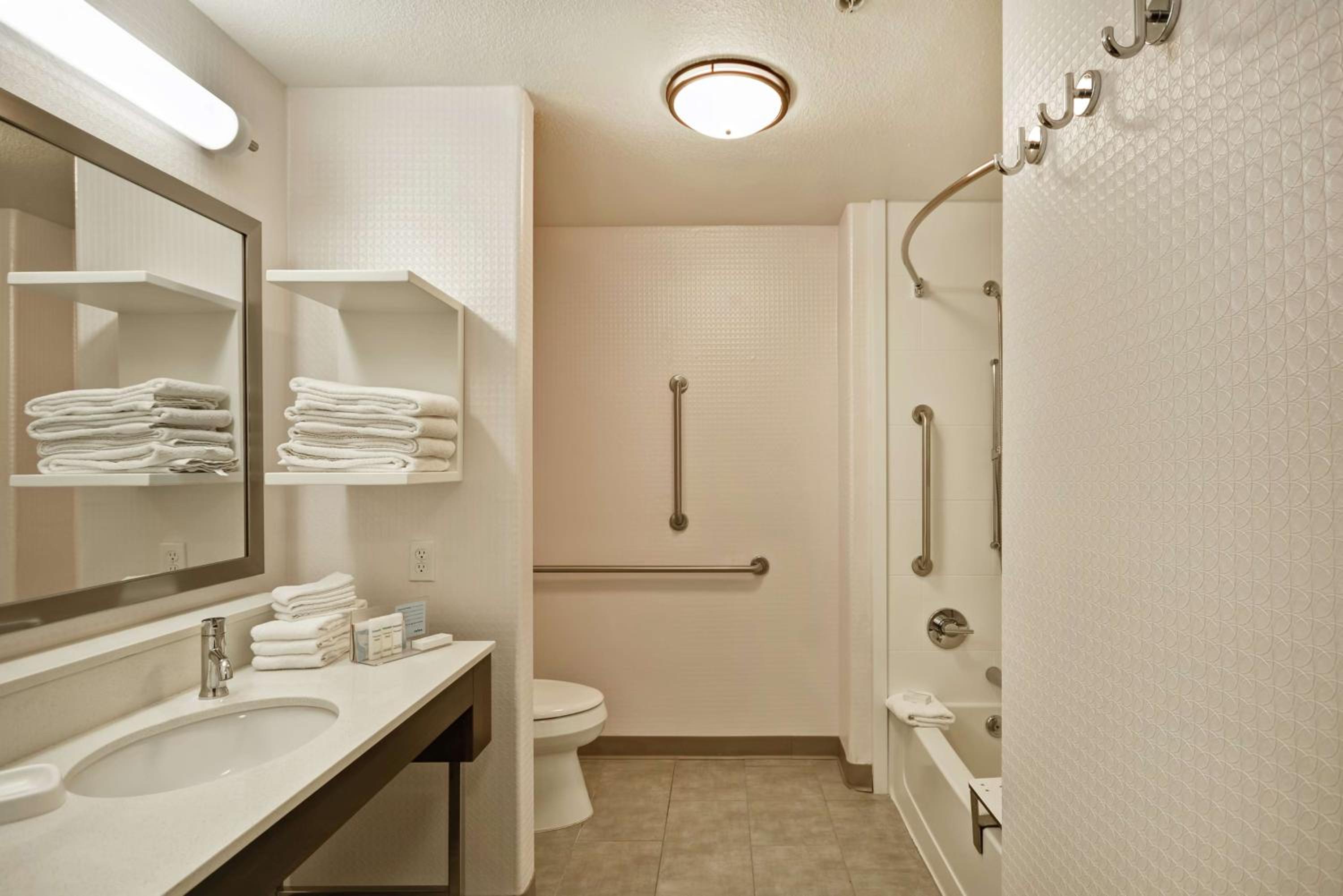 King Room with Accessible Tub - Mobility and Hearing Access/Non-Smoking - Photo 4