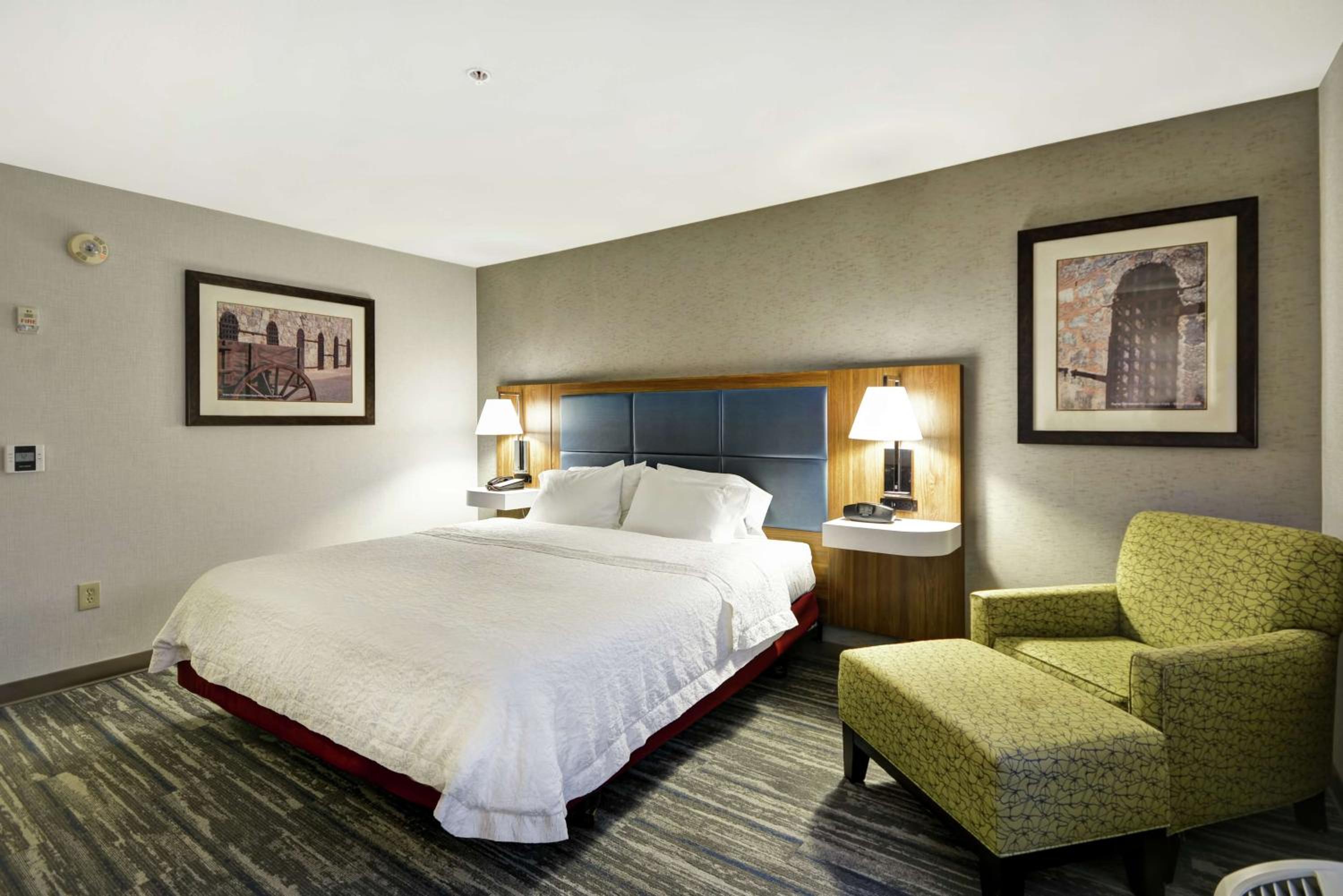 King Room with Accessible Tub - Mobility and Hearing Access/Non-Smoking - Photo 1