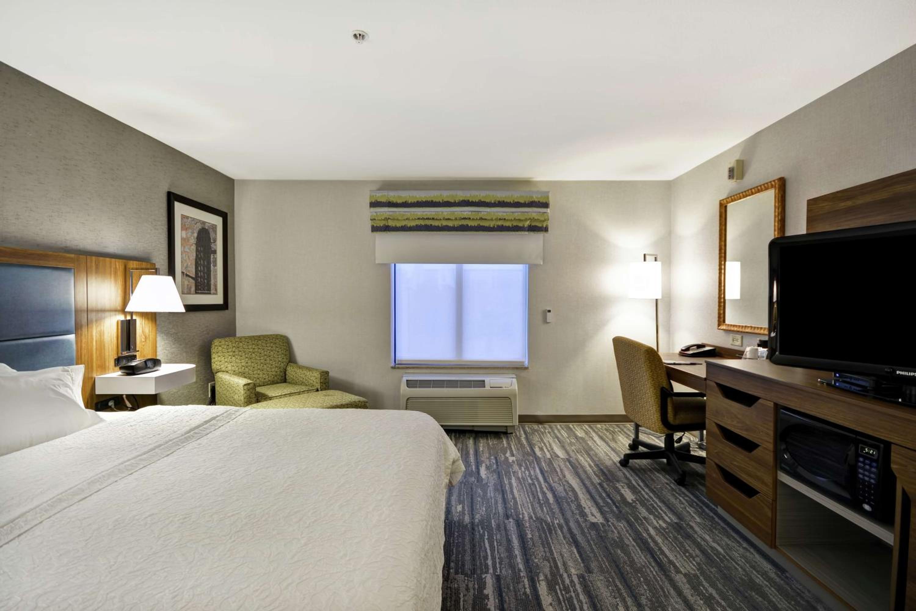 King Room with Accessible Tub - Mobility and Hearing Access/Non-Smoking - Photo 3